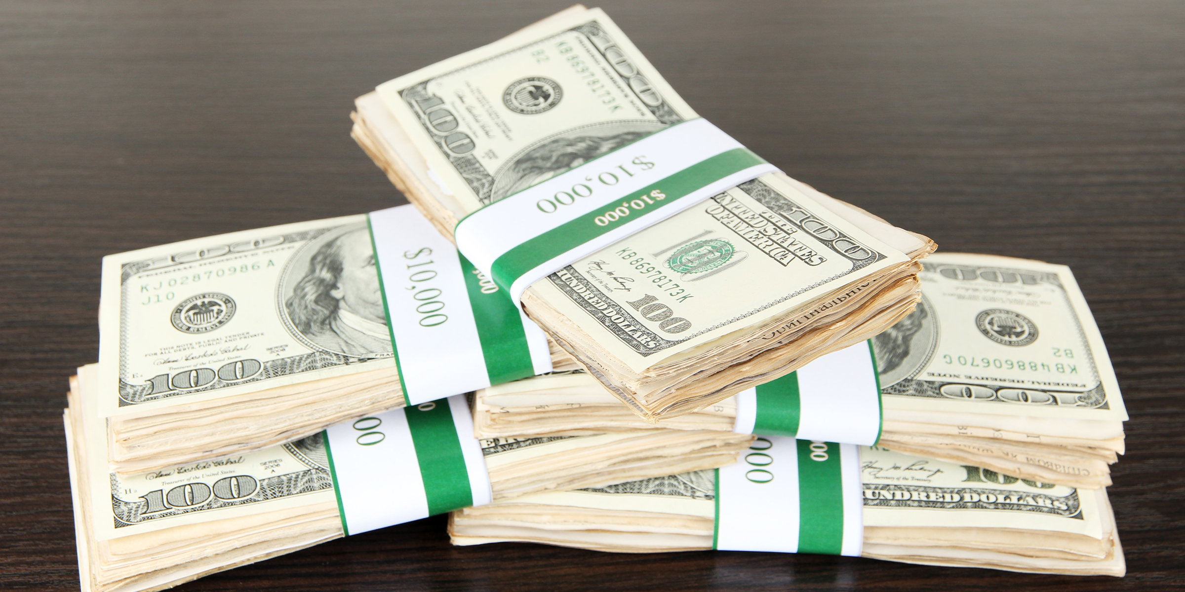 Piles de billets de banque | Source : Shutterstock