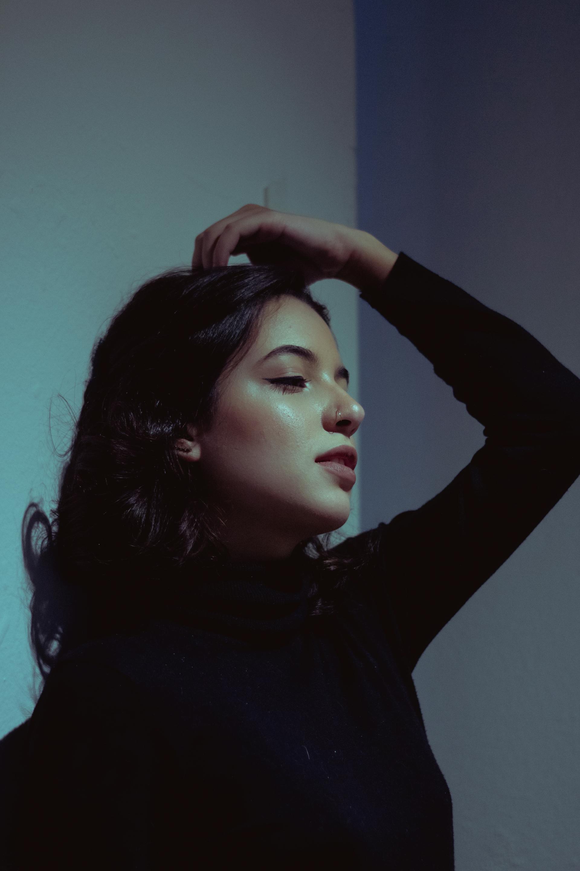 Une femme tendue qui fixe quelque chose | Source : Pexels