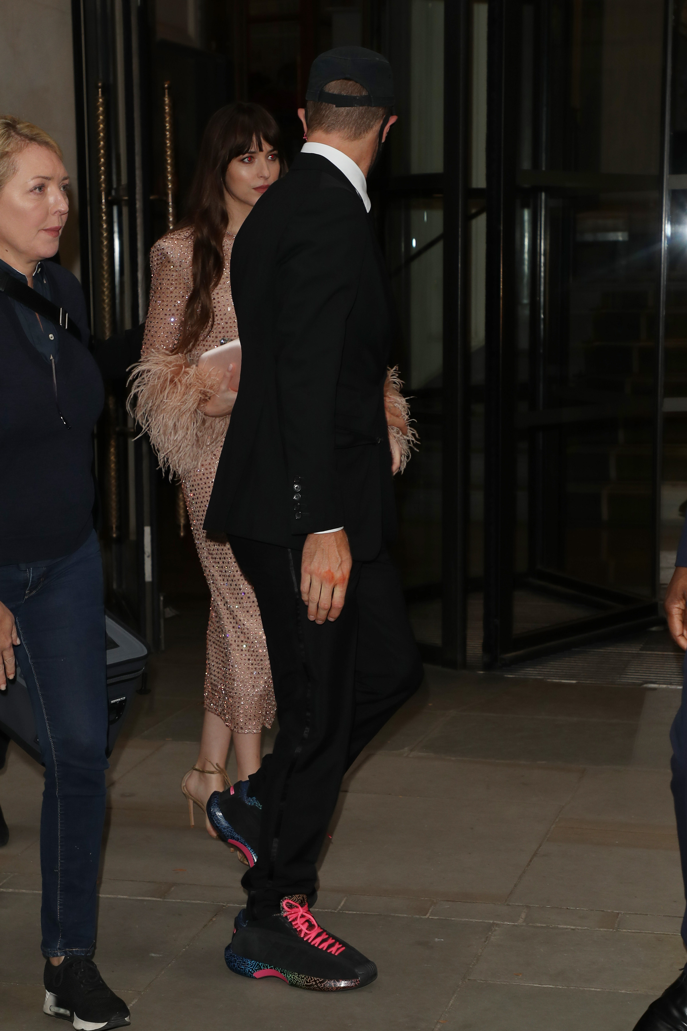 Chris Martin et Dakota Johnson vus en train de quitter l'hôtel The Corinthia lors du 65e festival du film de Londres du BFI, le 13 octobre 2021, à Londres. | Source : Getty Images