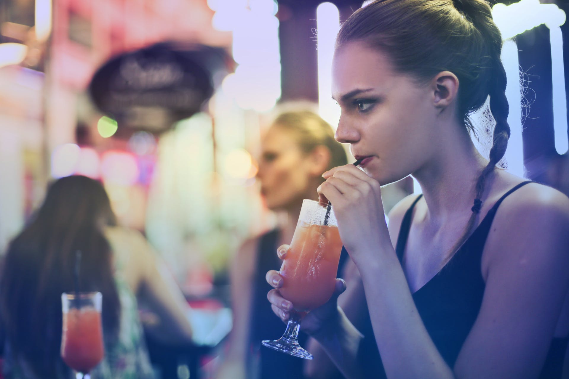 Femme sirotant un cocktail | Source : Pexels
