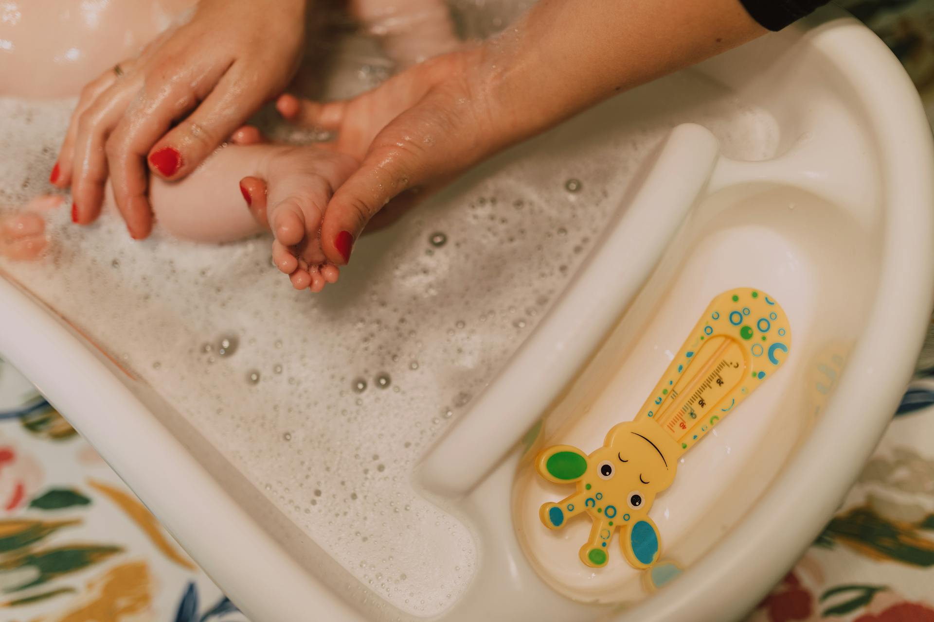 Une femme donne le bain à un bébé | Source : Pexels