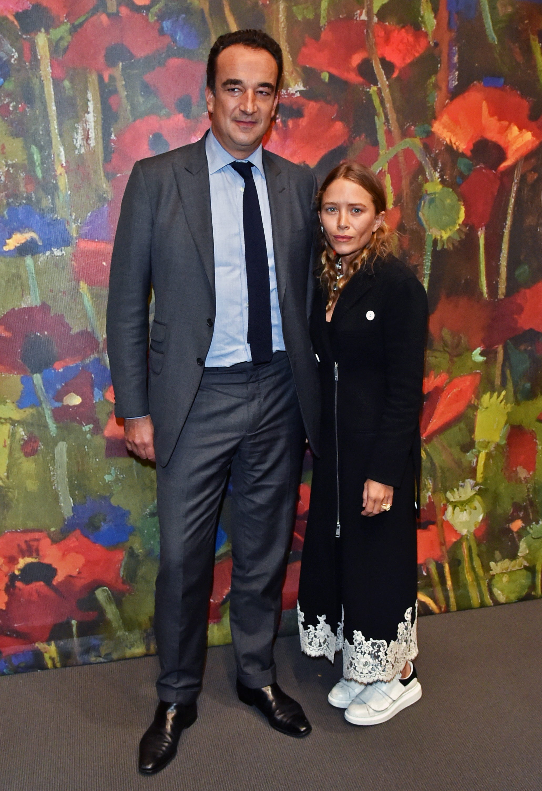 Olivier Sarkozy et Mary-Kate Olsen lors de la vente aux enchères annuelle et du dîner "Take Home a Nude" à New York le 11 octobre 2017 | Source : Getty Images