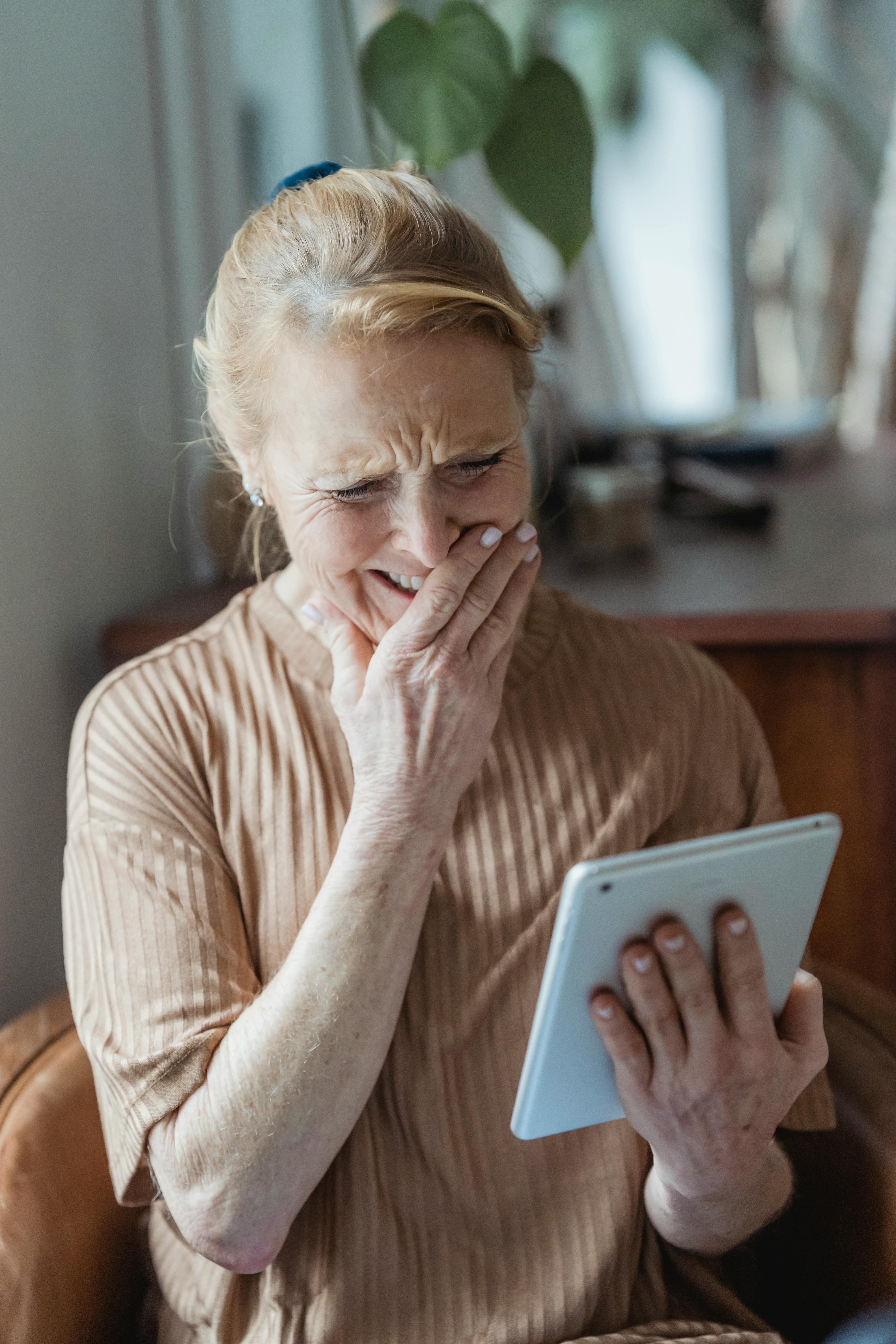 Une femme souriante lors d'un appel vidéo | Source : Pexels