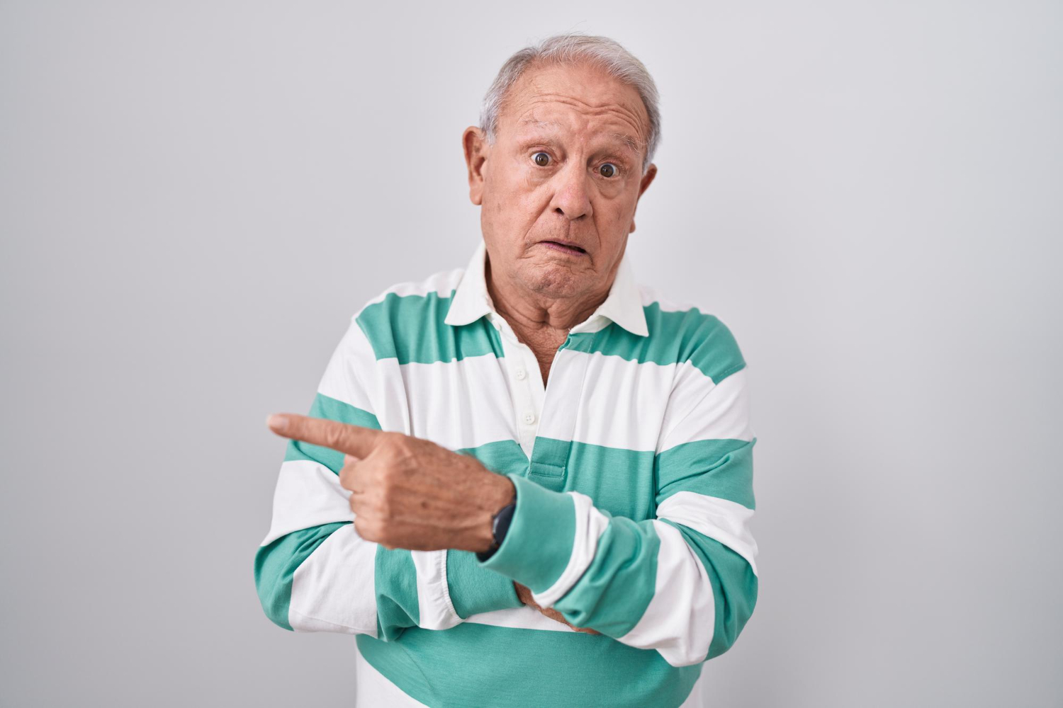 Un homme nerveux qui fait un geste de la main | Source : Pexels