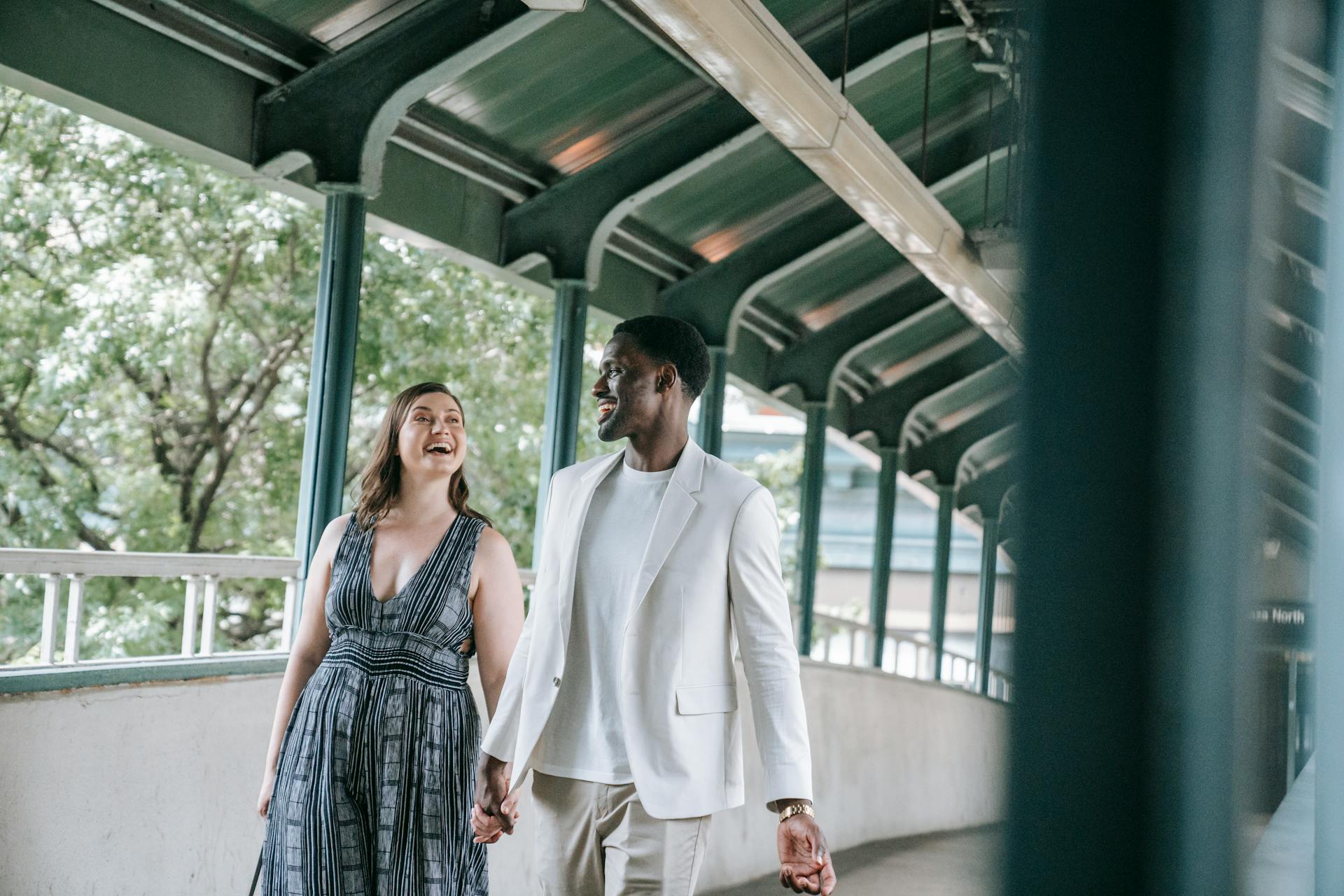 Un couple qui marche ensemble | Source : Pexels