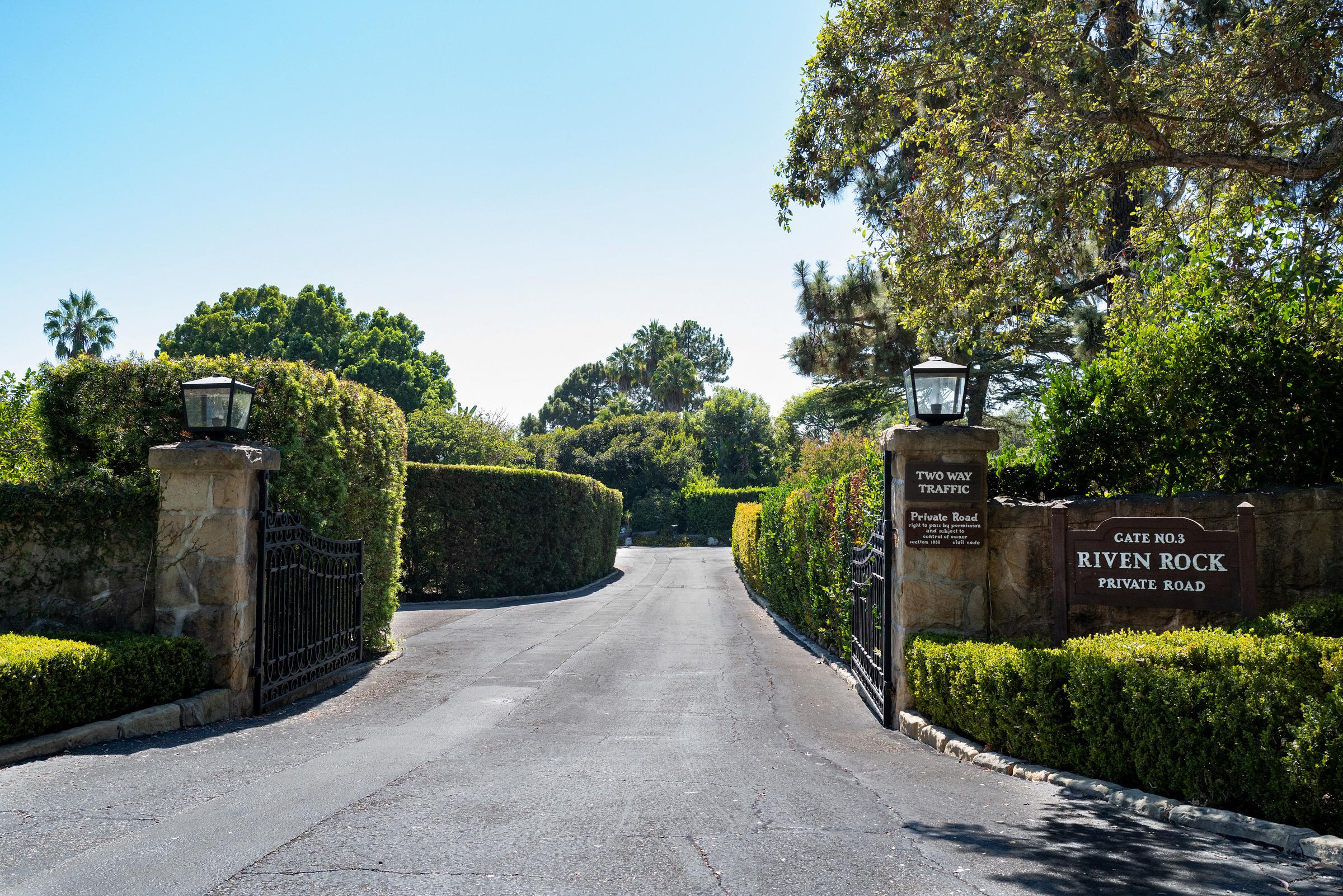 Les Sussex vivaient derrière les grilles privées du quartier de Riven Rock, à Montecito, un endroit connu pour ses vastes domaines et ses propriétés isolées. Leur maison là-bas est devenue le port d'attache américain de la famille pendant six ans. | Source : Getty Images