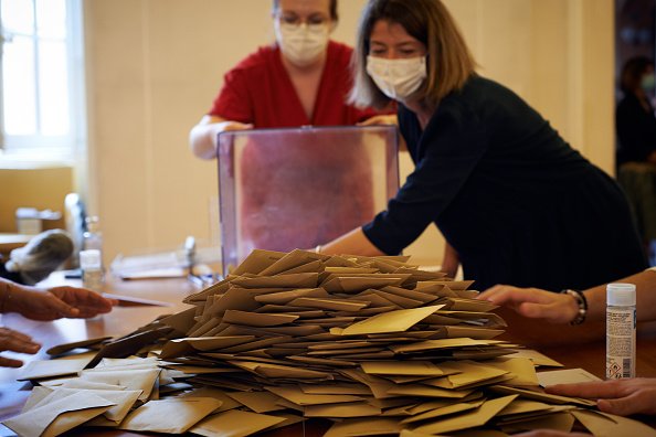Les évaluateurs se préparent à compter les bulletins de vote après l'ouverture des urnes.|Photo : Getty Images.