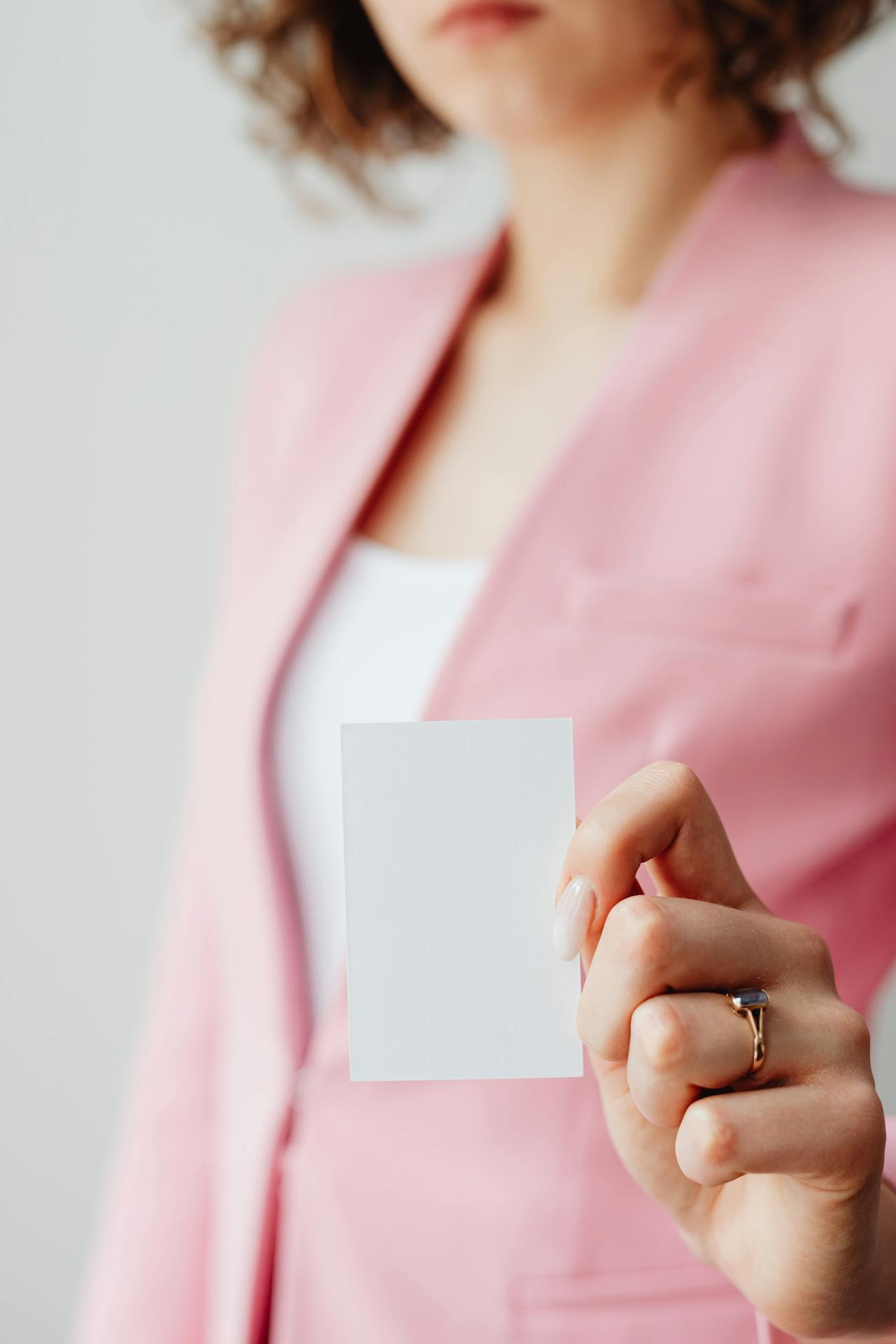 Une femme tenant une note | Source : Pexels