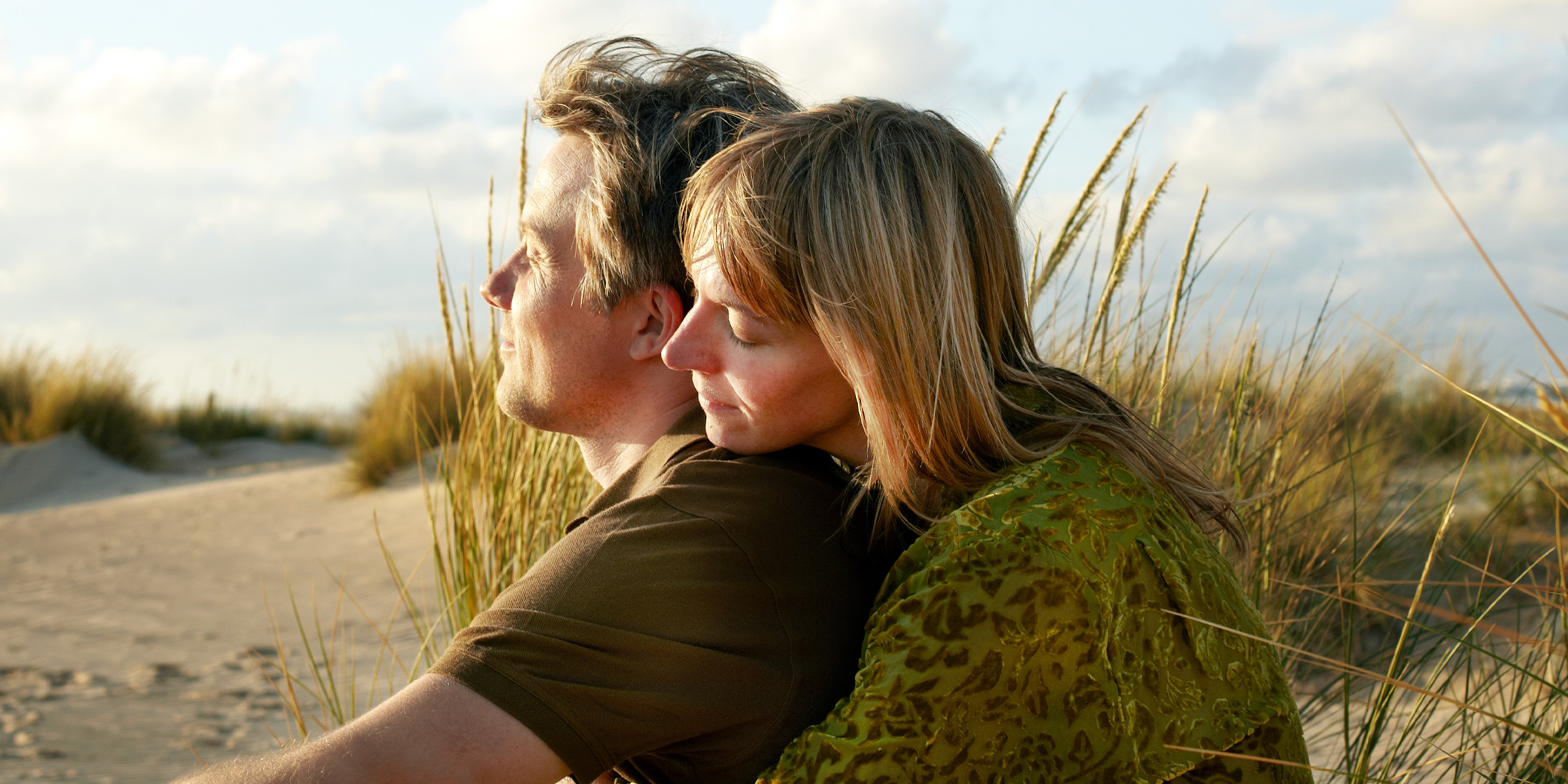 Un couple prend un bain de soleil sur une plage | Source : Getty Images