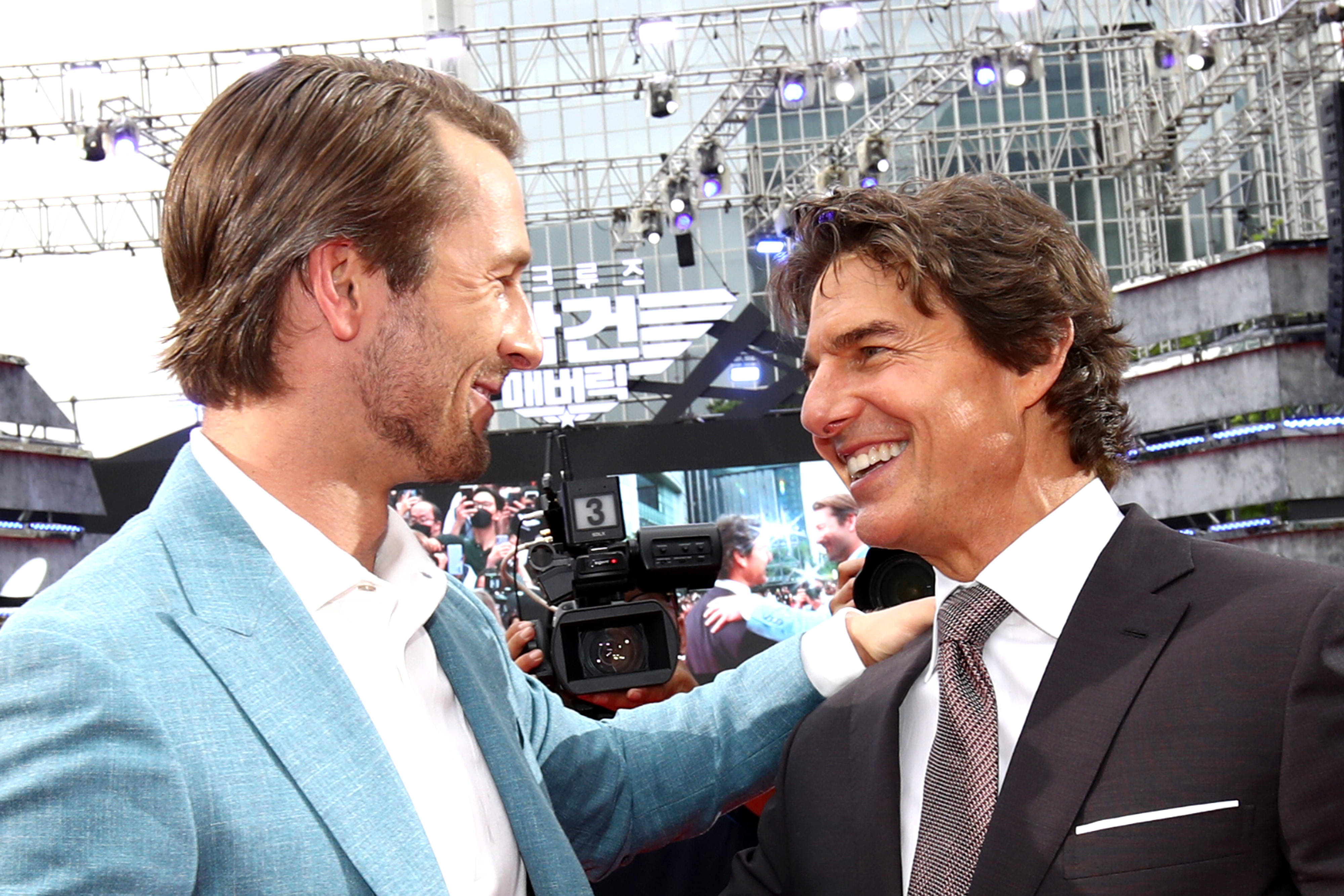 Glen Powell et Tom Cruise assistent au tapis rouge coréen pour "Top Gun : Maverick" au Lotte World à Séoul, en Corée du Sud, le 19 juin 2022 | Source : Getty Images