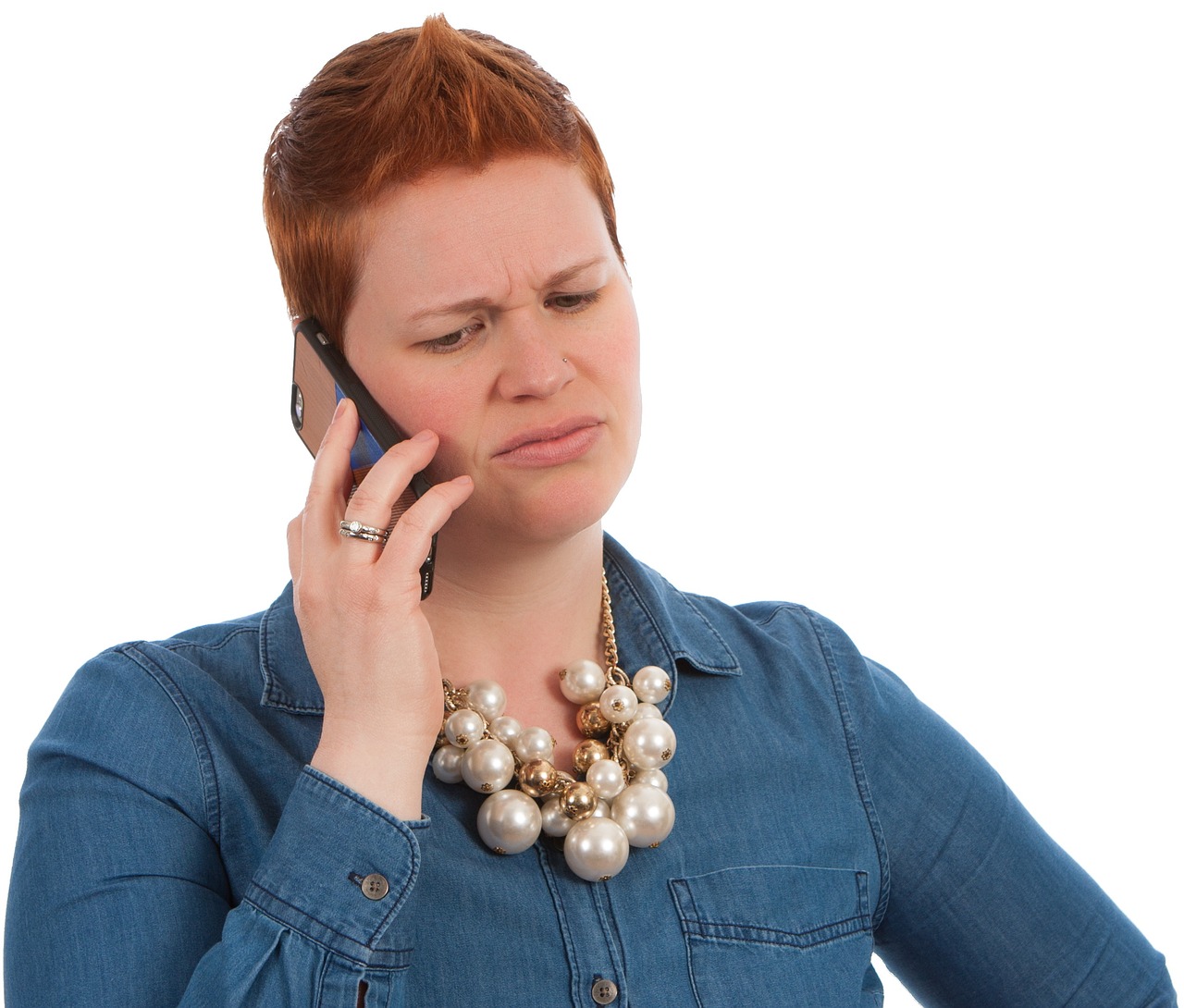 Une femme à l'air sérieuse qui parle au téléphone | Source : Pixabay