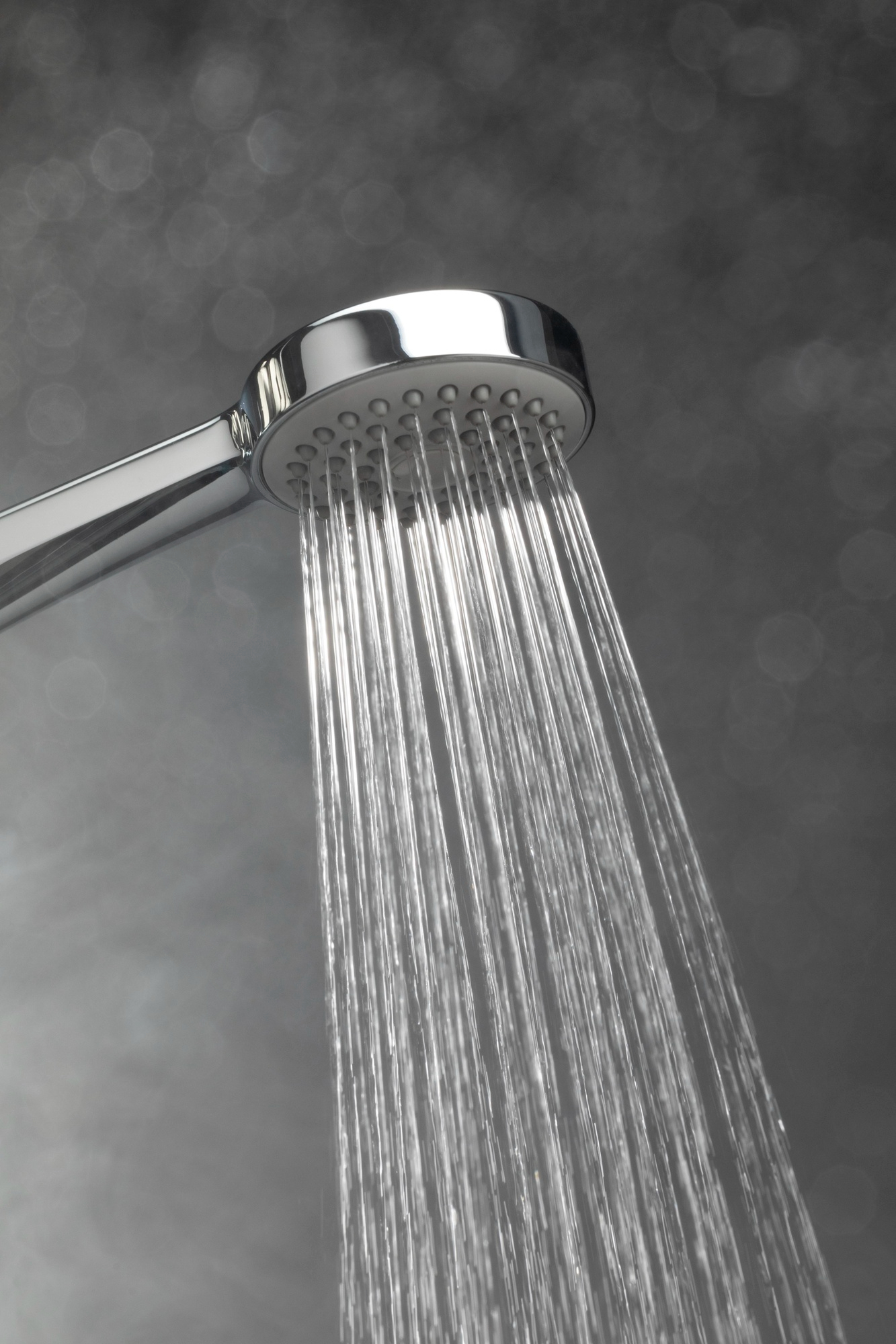 L'eau s'écoule à travers un pommeau de douche | Source : Freepik
