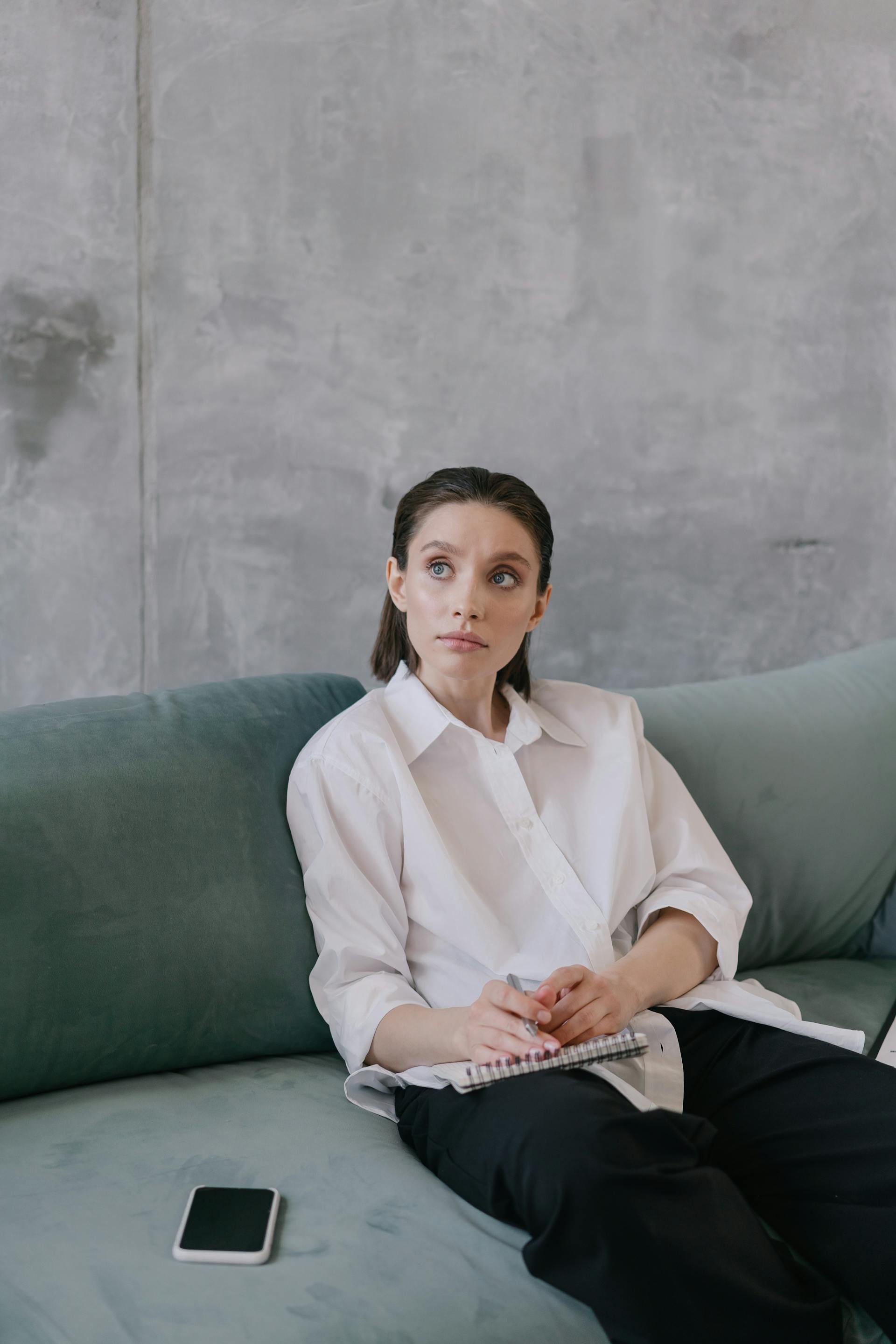 Une femme pensive qui fixe quelque chose | Source : Pexels