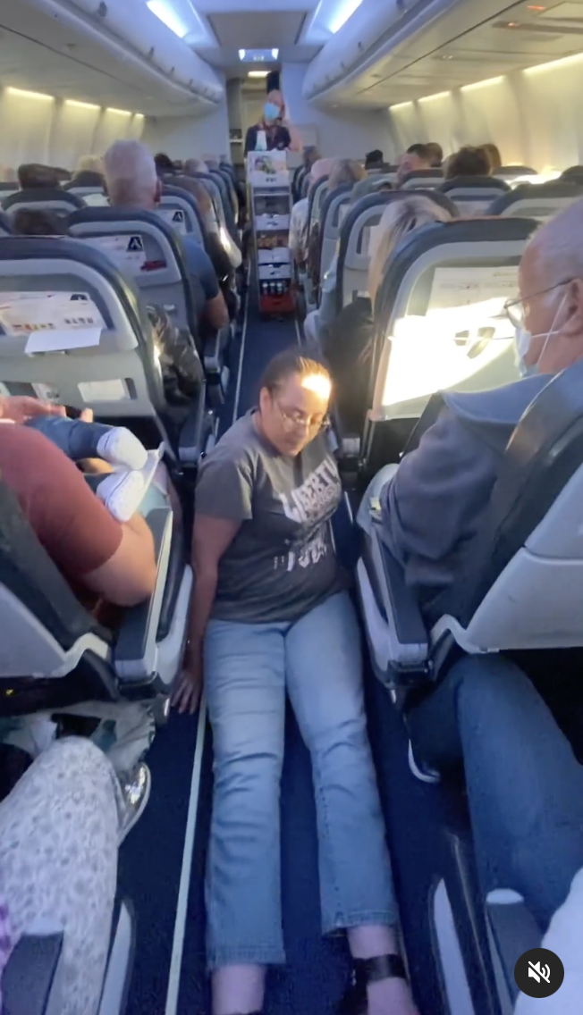 Jennie Berry est photographiée en train de se traîner dans l'allée de l'avion. | Source : wheelie_good_life