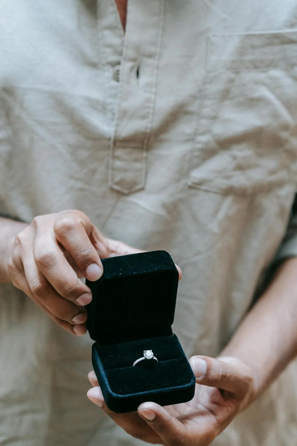 Un homme tenant une boîte à bijoux | Source : Pexels