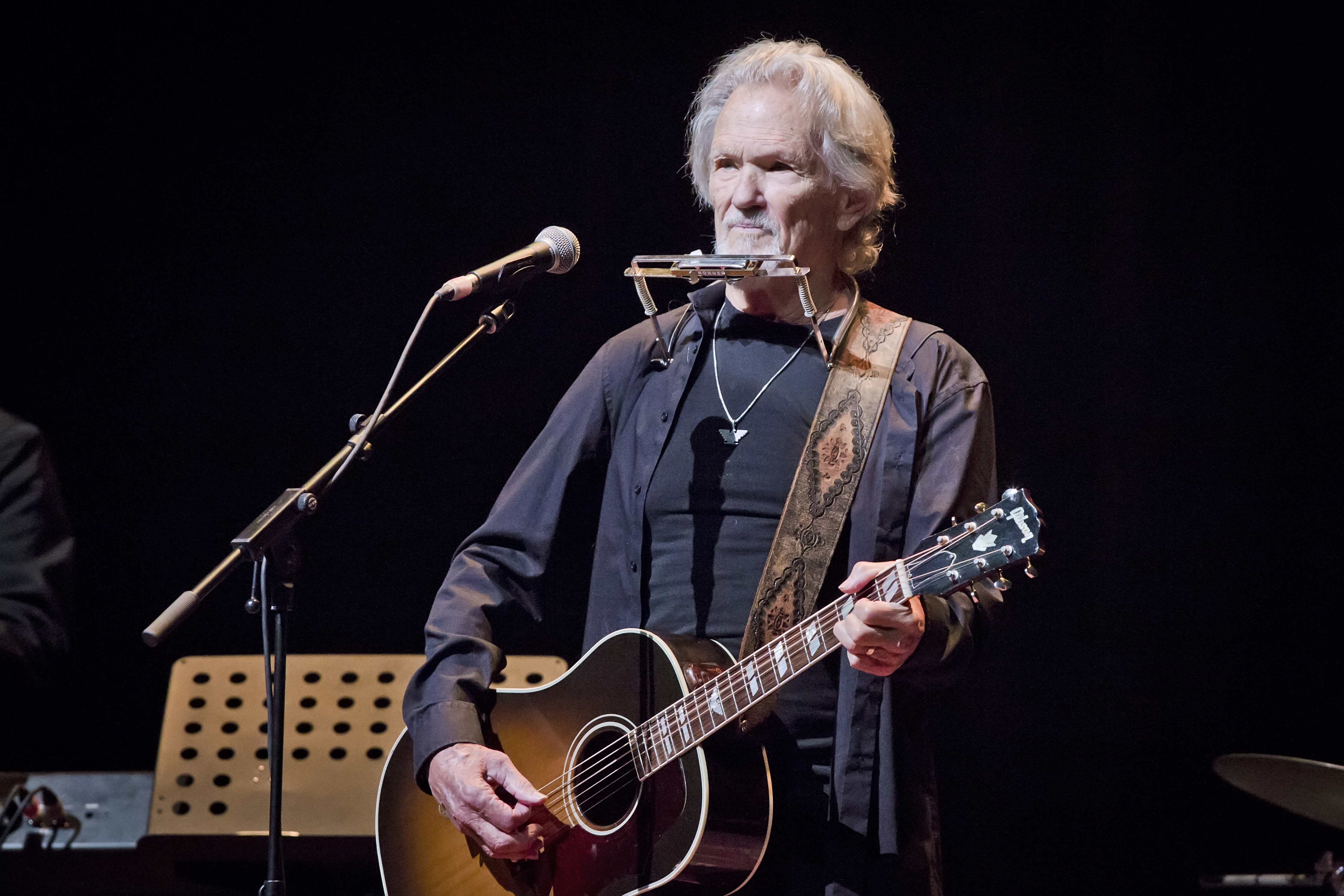 Kris Kristofferson se produit sur scène lors d'un concert à l'Admiralspalast de Berlin, en Allemagne, le 10 juin 2019 | Source : Getty Images