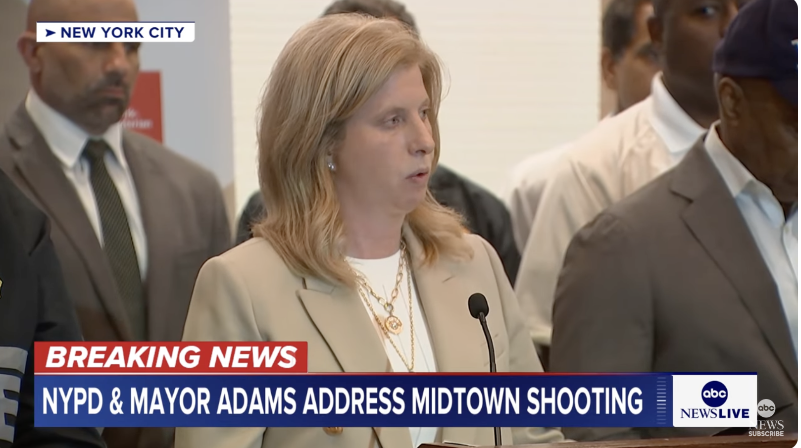 Le commissaire Tisch s'exprimant lors d'une conférence de presse suite à la fusillade de Midtown Manhattan le 29 juillet 2025. | Source : YouTube/ABC News