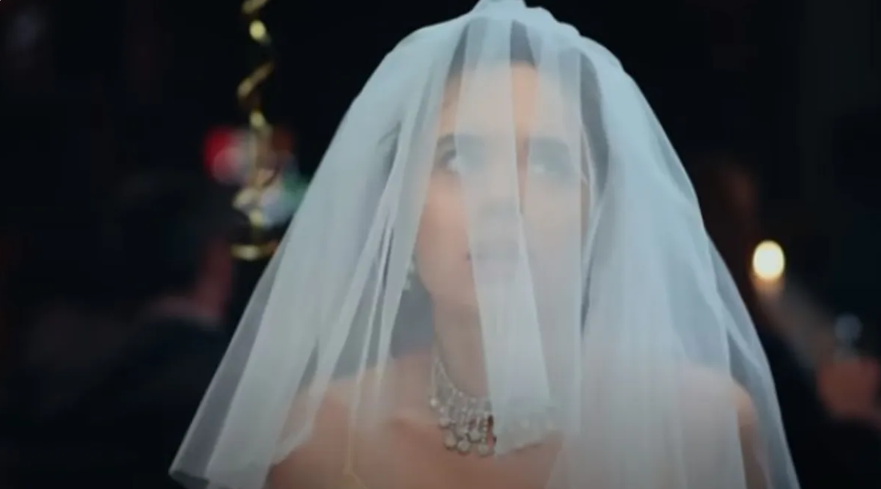 Une femme portant un voile de mariée | Source : YouTube/DramatizeMe