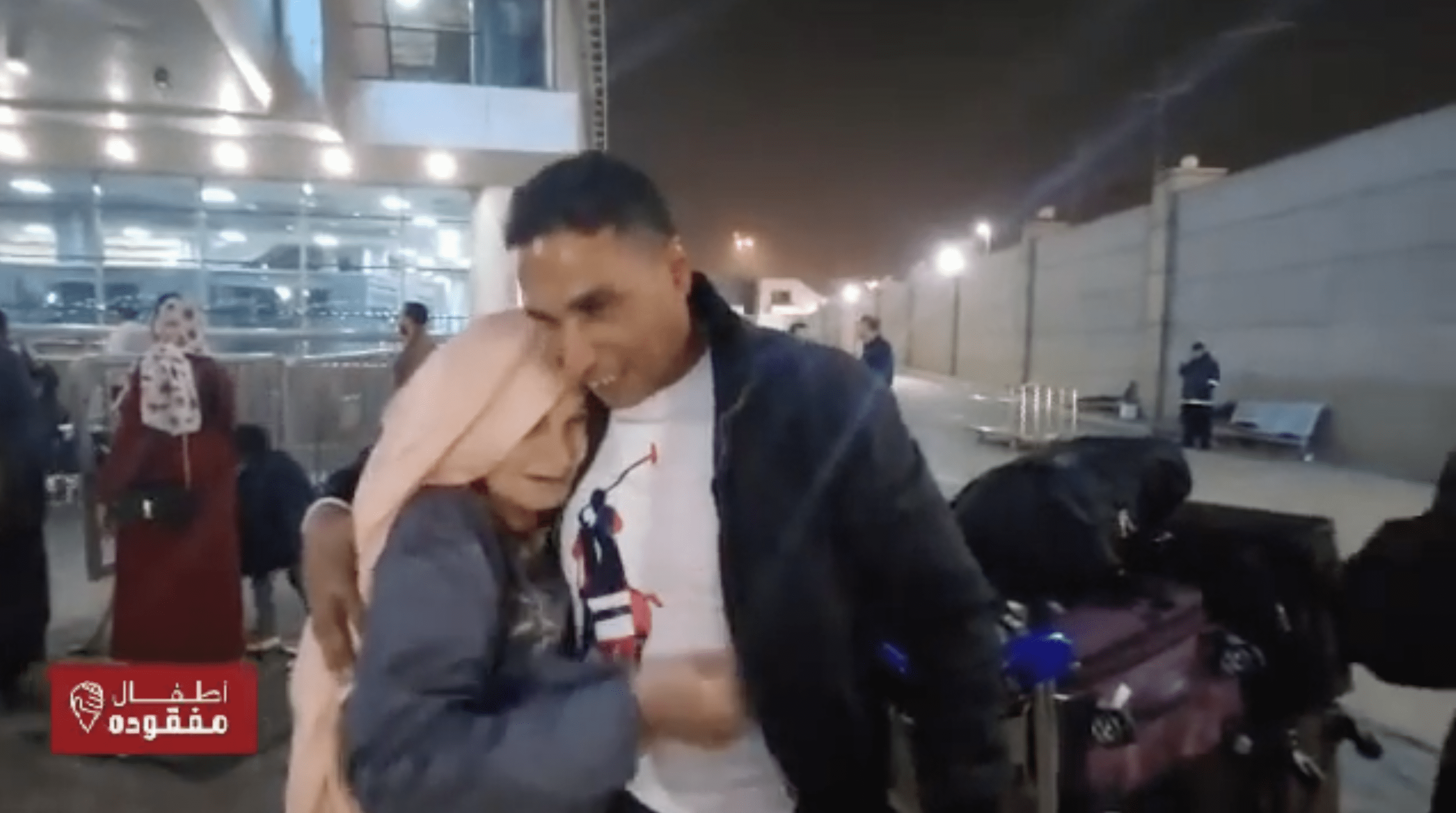 Wissam Mohamed serre sa mère Reda Mahmoud dans ses bras à l'aéroport. | Source : facebook.com/atfalmafkoda