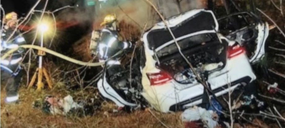 Photo de la voiture accidentée dont Sandy Ledbetter-Clarkson a sauvé une mère et ses enfants en avril 2023 | Source : youtube.com/@WTVRCBS6