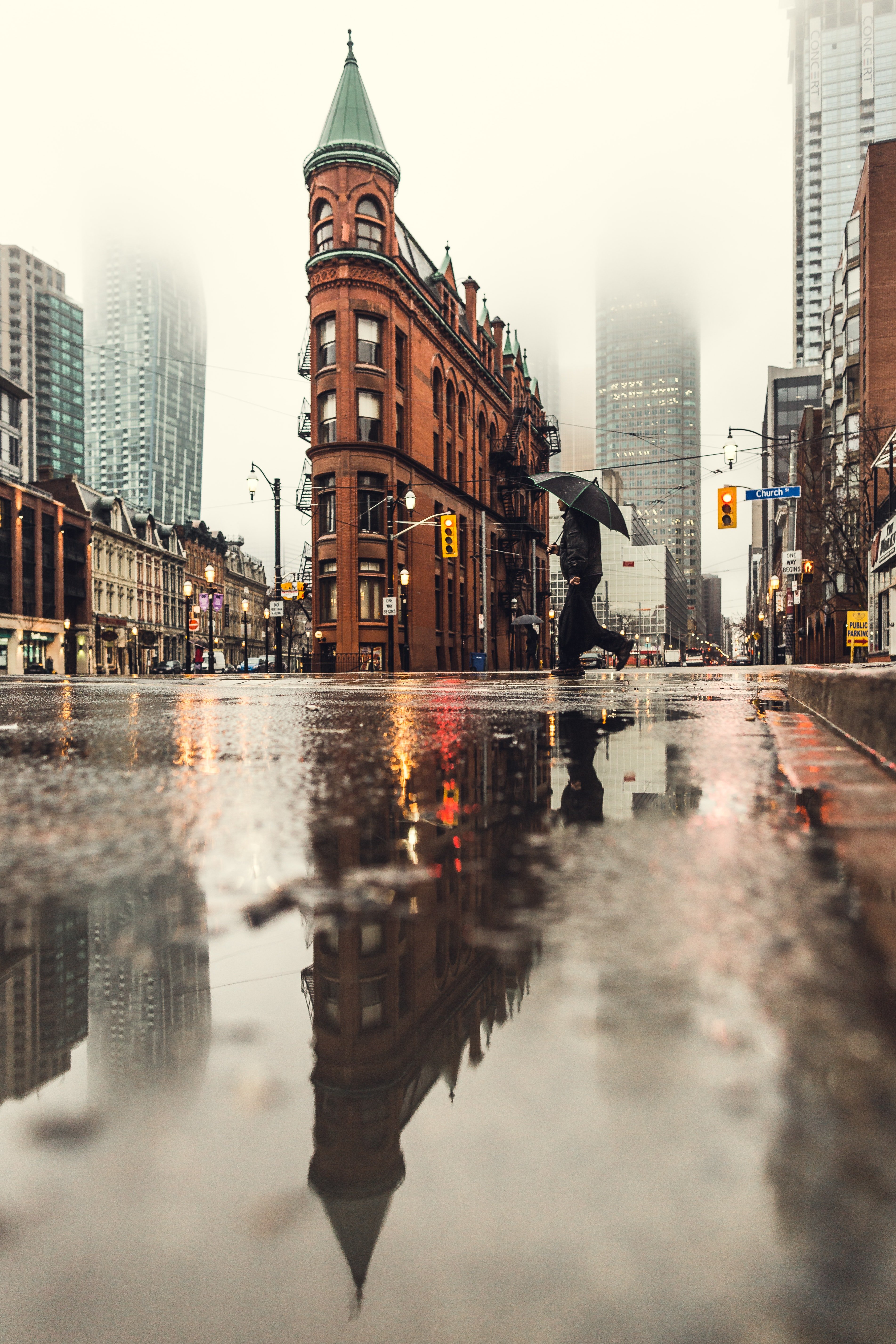 Homme traversant la rue sous la pluie | Source : Unsplash