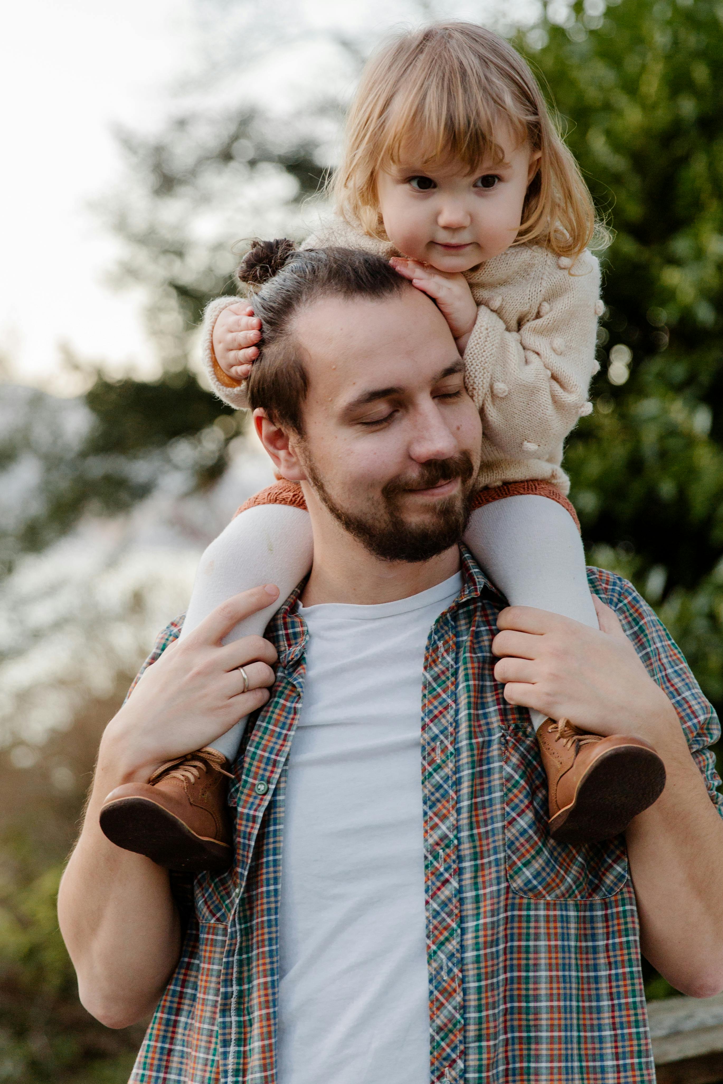 Fille sur les épaules de son père | Source : Pexels