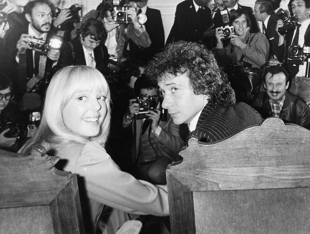 Michel Sardou et Elizabeth Haas lors de leur mariage en 1977. l Source : Getty Images