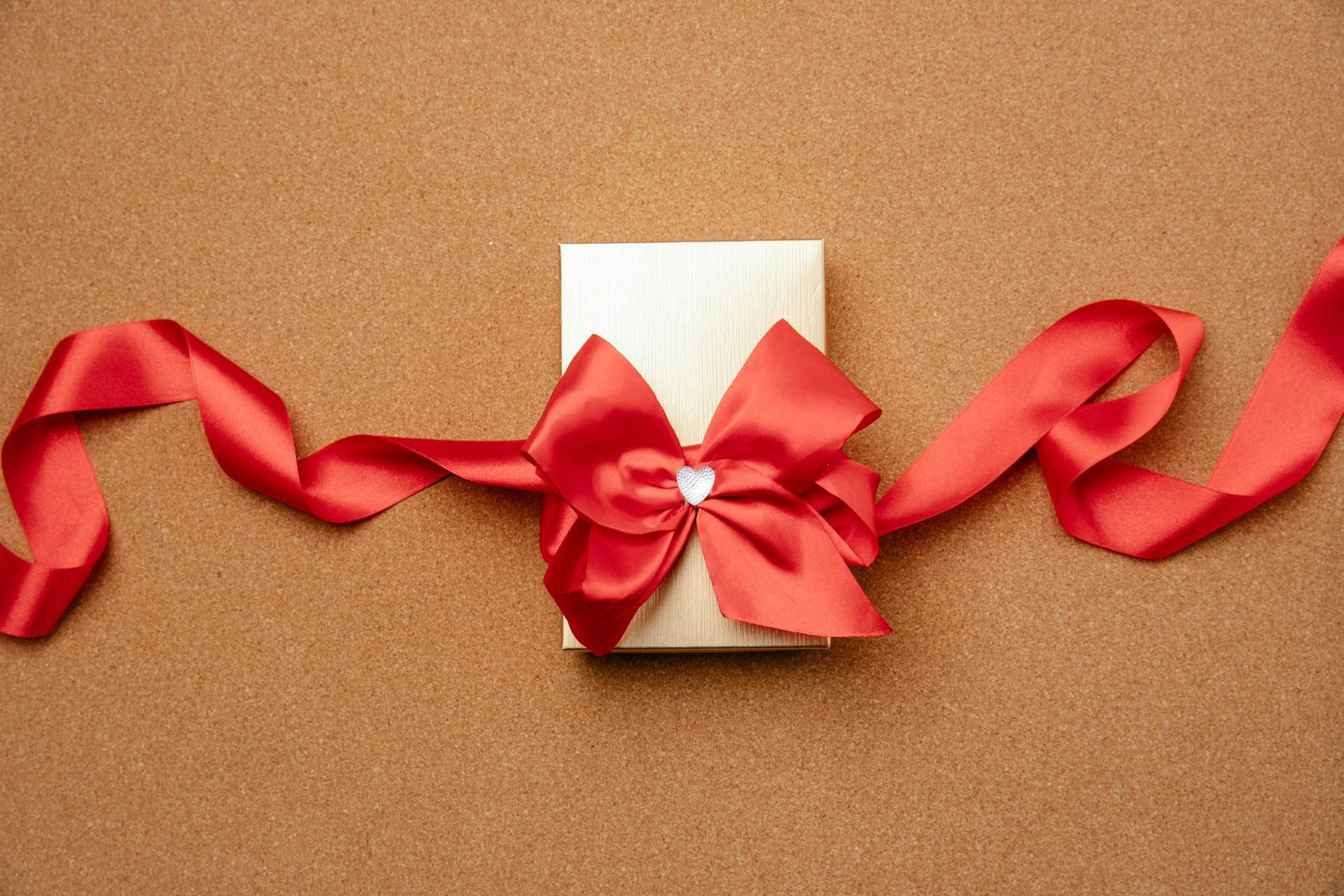 Une petite boîte cadeau décorée d'un ruban rouge | Source : Pexels