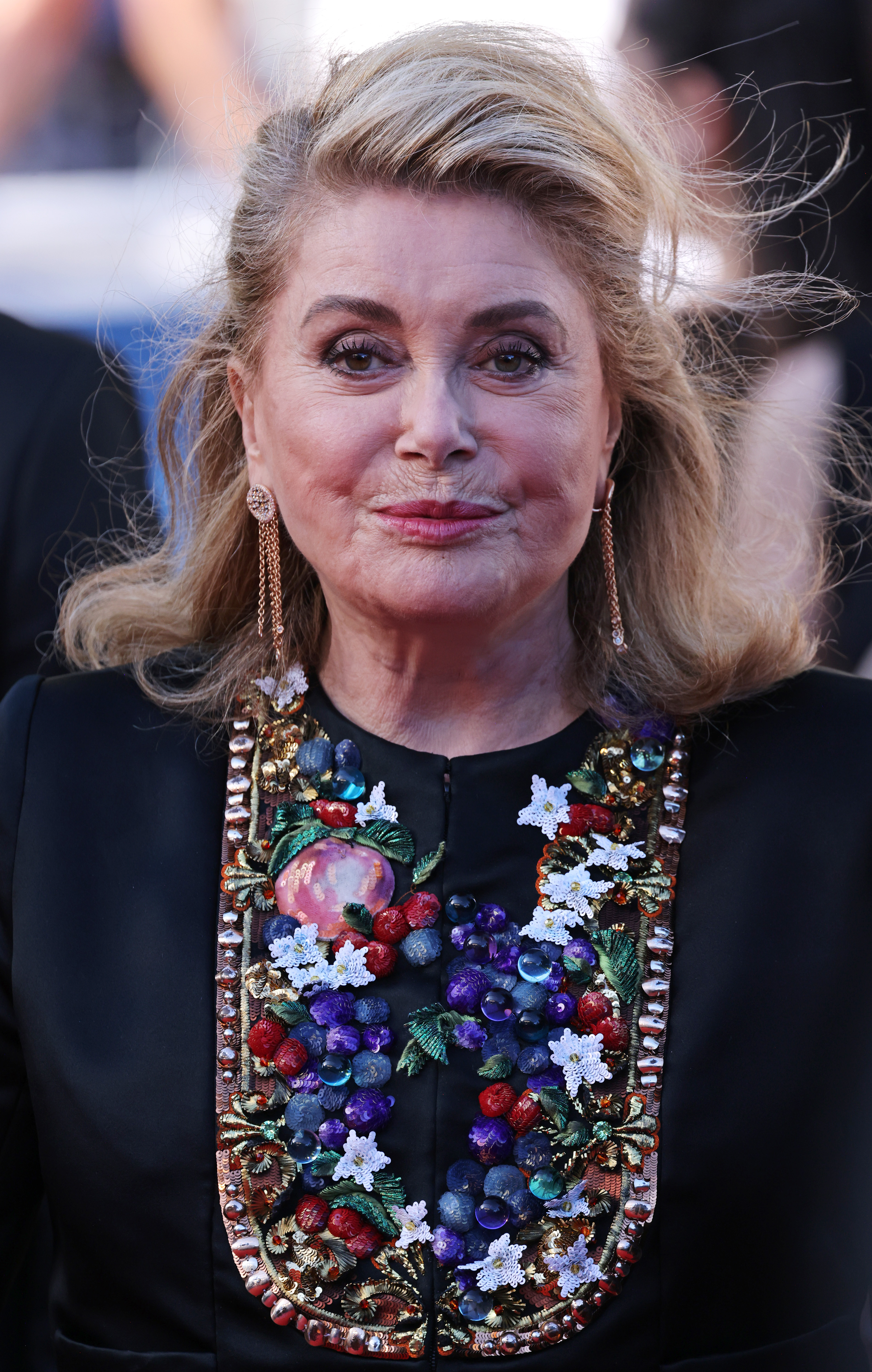 Catherine Deneuve sur le tapis rouge de "Marcello Mio" lors de la 77e édition du Festival de Cannes, le 21 mai 2024, en France. | Source : Getty Images