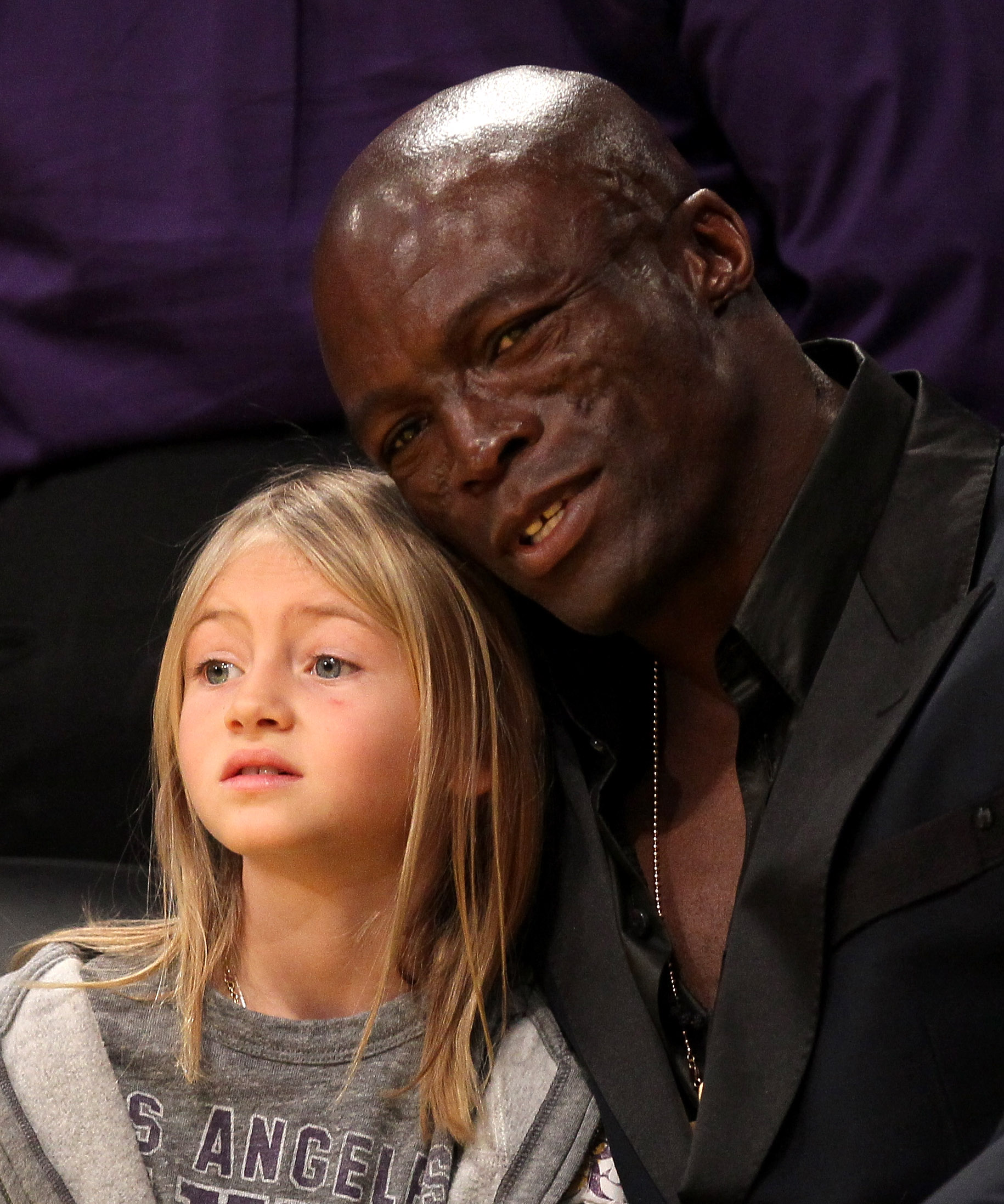 Seal et sa fille Leni Klum assistent au match entre les Boston Celtics et les Los Angeles Lakers au Staples Center le 11 mars 2012 à Los Angeles, Californie | Source : Getty Images