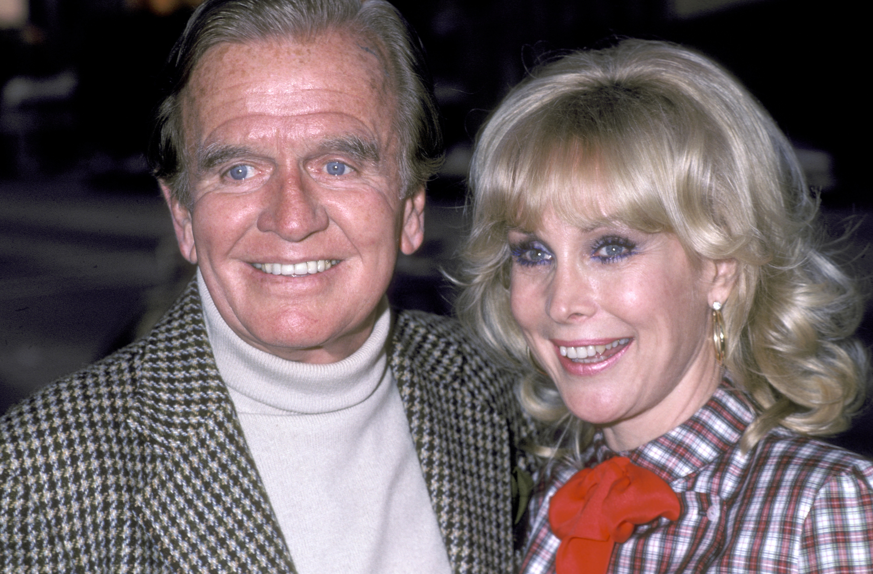 Barbara Eden et Hayden Rorke assistent à la soirée de visionnage du Super Bowl XVI : San Francisco 49ers vs. Cincinnati Bengals, le 24 janvier 1986, dans un restaurant de Beverly Hills, en Californie. | Source : Getty Images