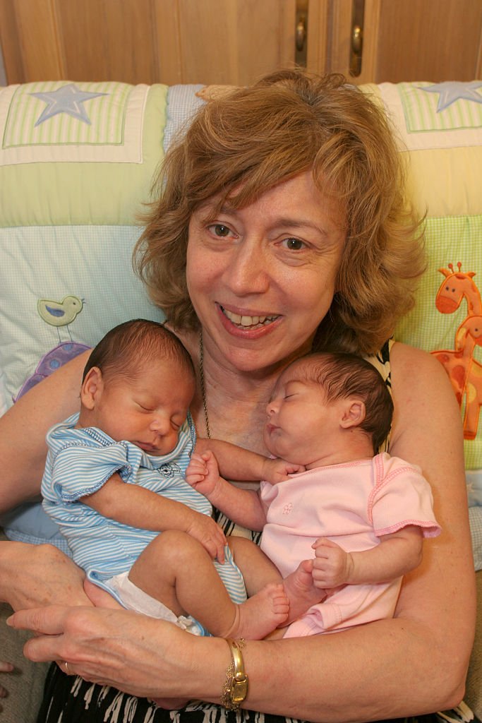 Lauren Cohen en photo avec ses jumeaux, Gregory et Giselle. | Source : Getty Images