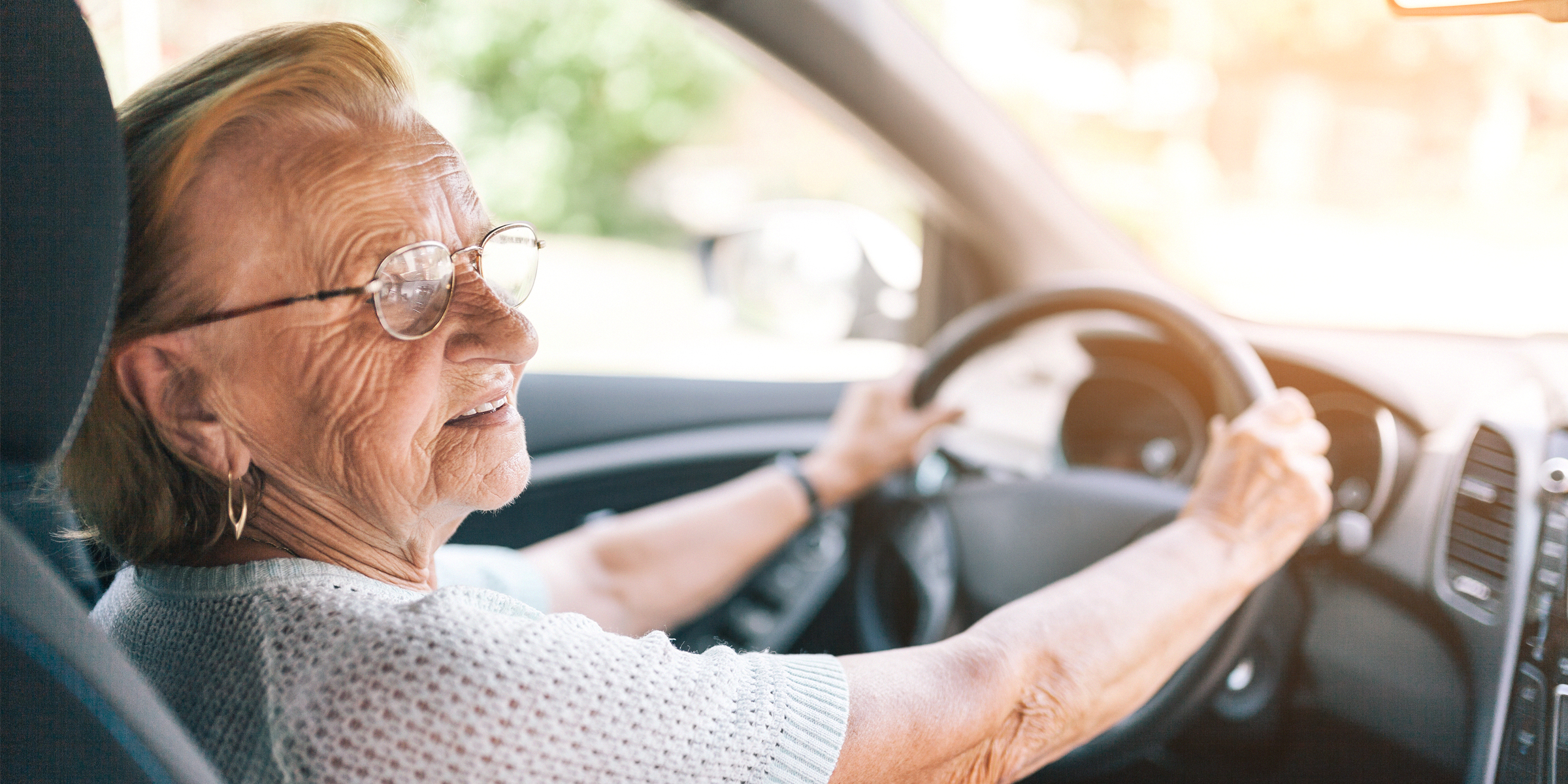 Une vieille femme tenant un volant | Source : Shutterstock