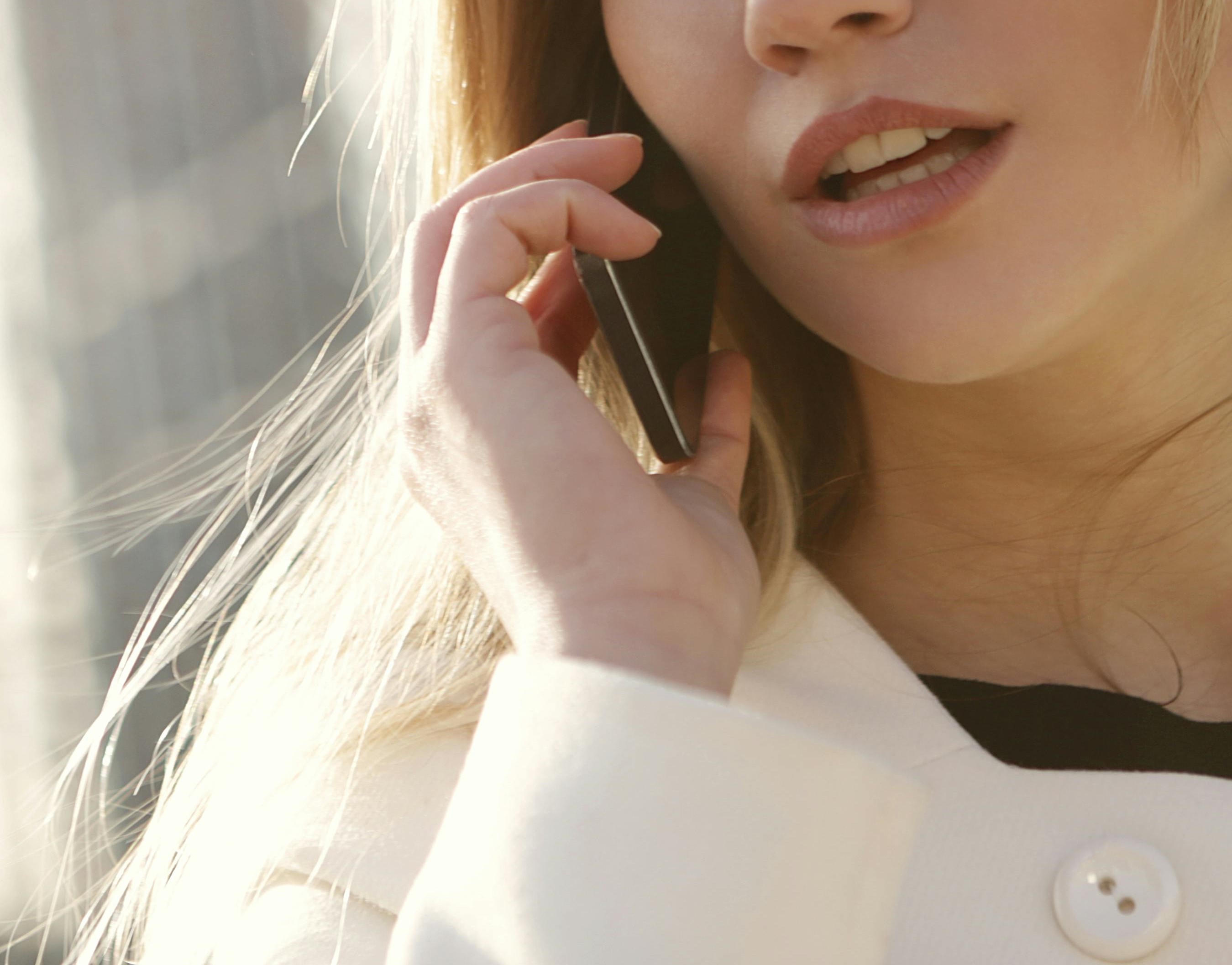 Gros plan d'une jeune femme au téléphone | Source : Pexels