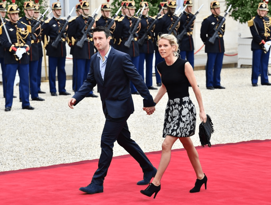 PARIS, FRANCE - 14 MAI : La belle-fille de Macron, Tiphaine Auzière, et son mari Antoine Choteau arrivent au Palais de l'Elysée avant la cérémonie de remise du nouveau président français Emmanuel Macron à Paris, France, le 14 mai 2017. | Photo : Getty Images