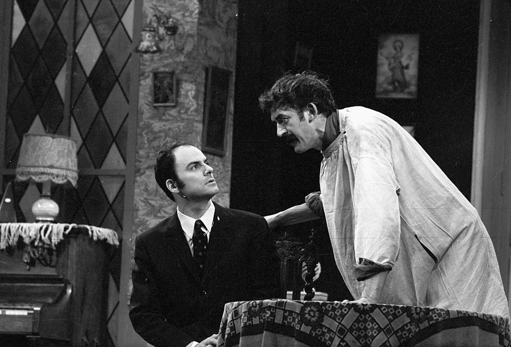 Une scène de la pièce de Louis Velle, "Dans la monnaie du pape", avec Michel Roux et Pascal Mazzotti. Cette pièce a été diffusée dans la série "Au théâtre ce soir". | Photo : Getty Images