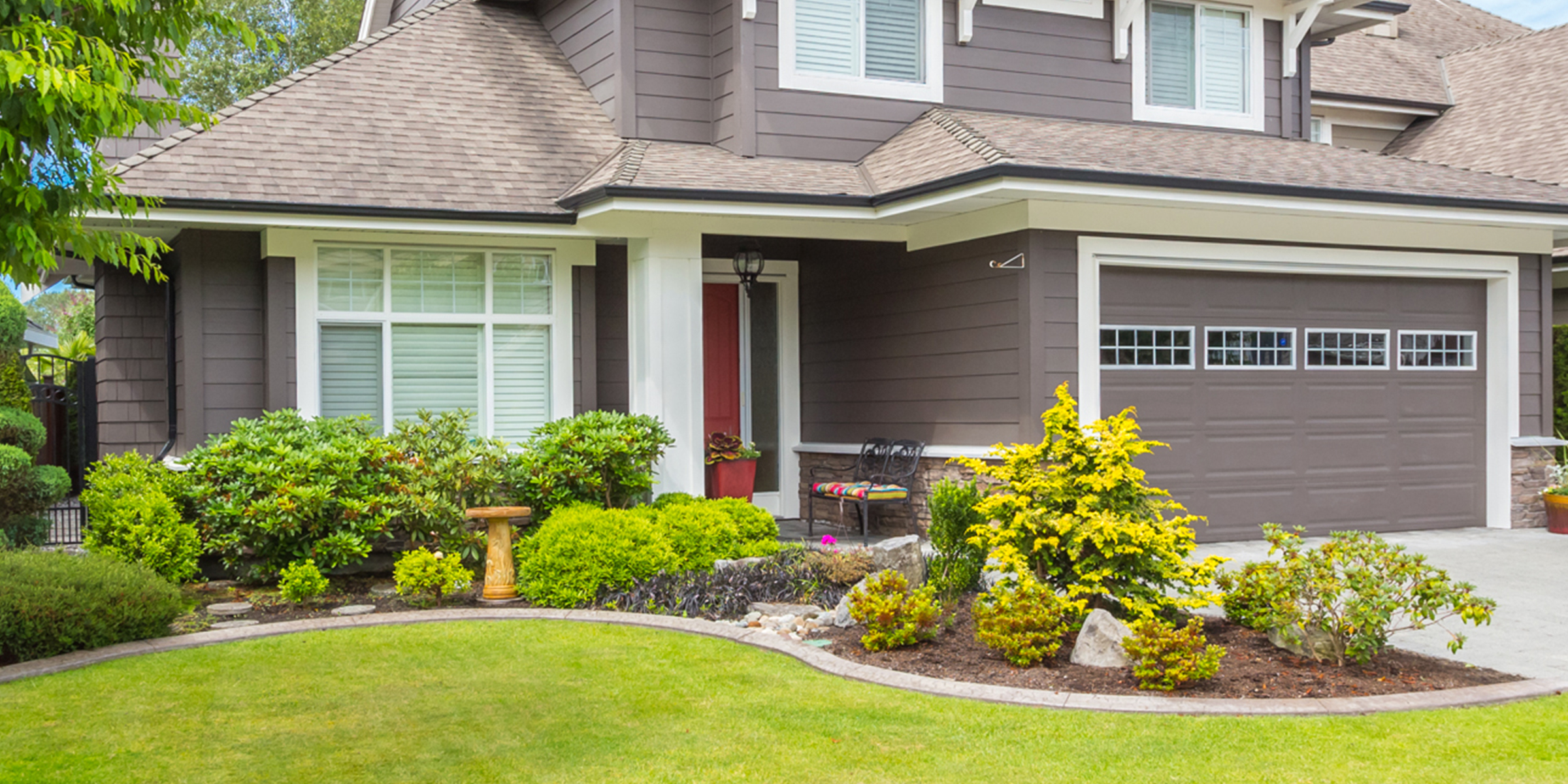 Une maison avec un jardin magnifiquement aménagé | Source : Shutterstock