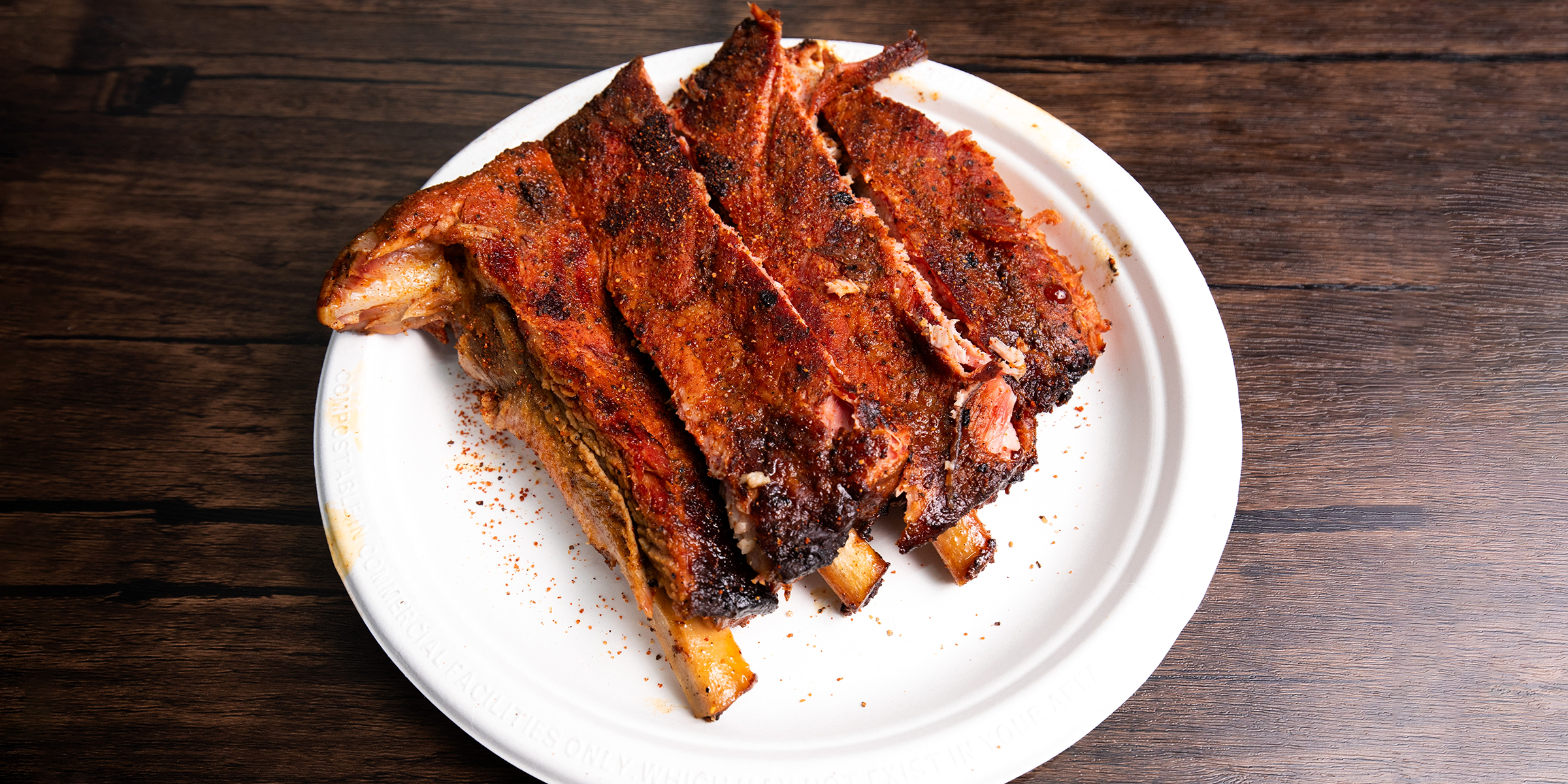 Côtes de porc grillées sur une assiette | Source : Shutterstock
