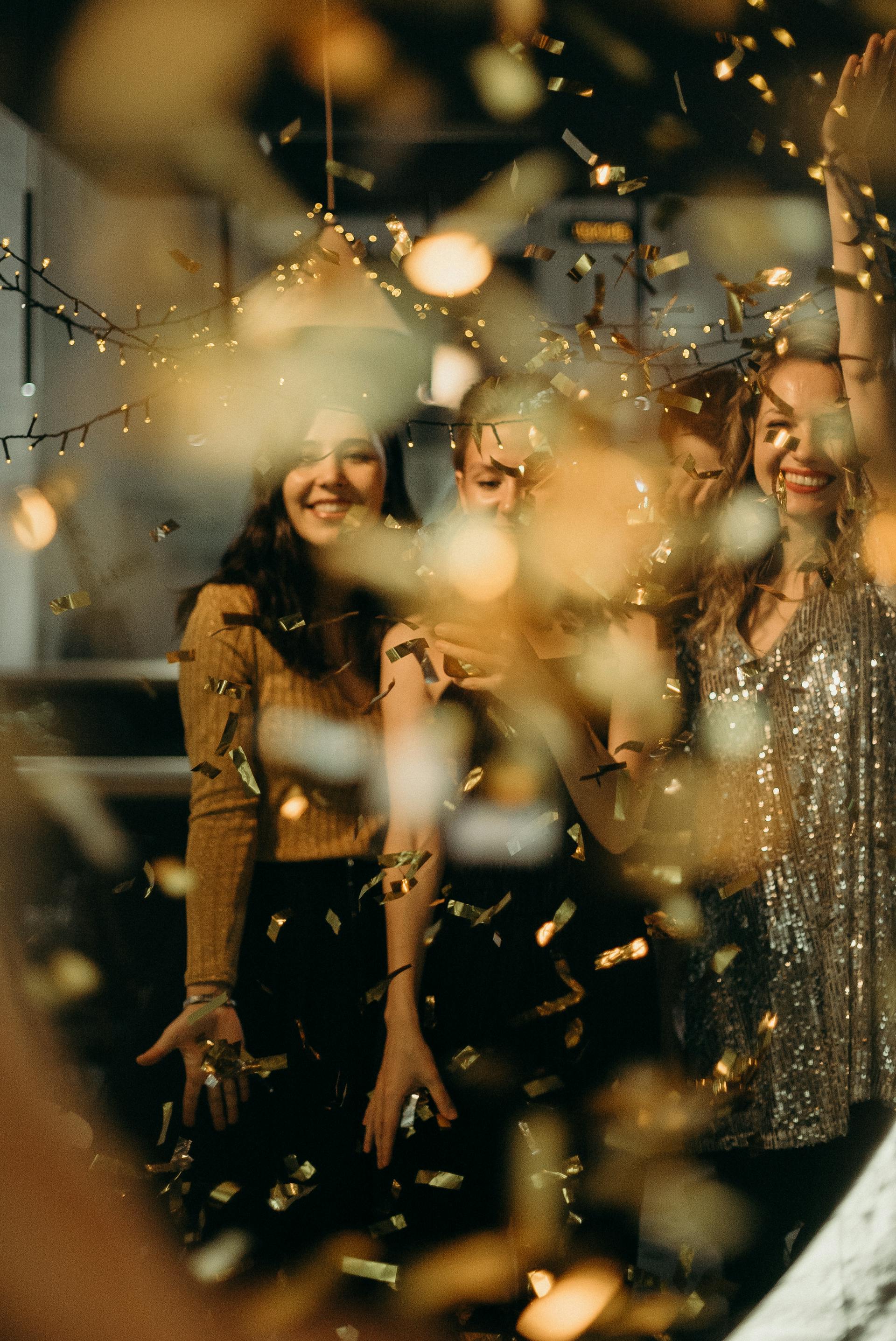 Des gens fêtent ensemble | Source : Pexels