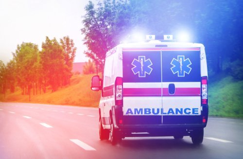 Voiture d'ambulance sur la route : Photo / Shutterstock