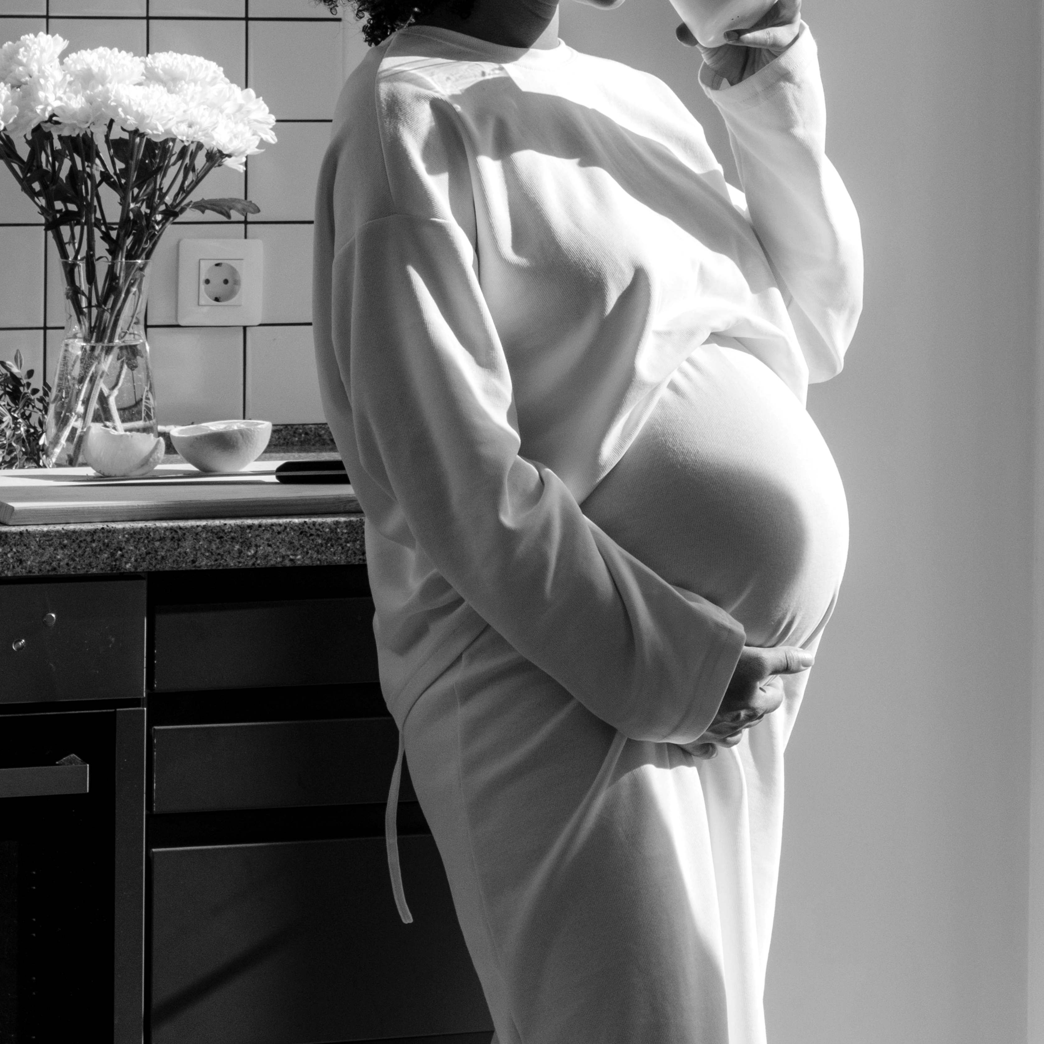 Une femme enceinte sirotant une tasse | Source : Pexels