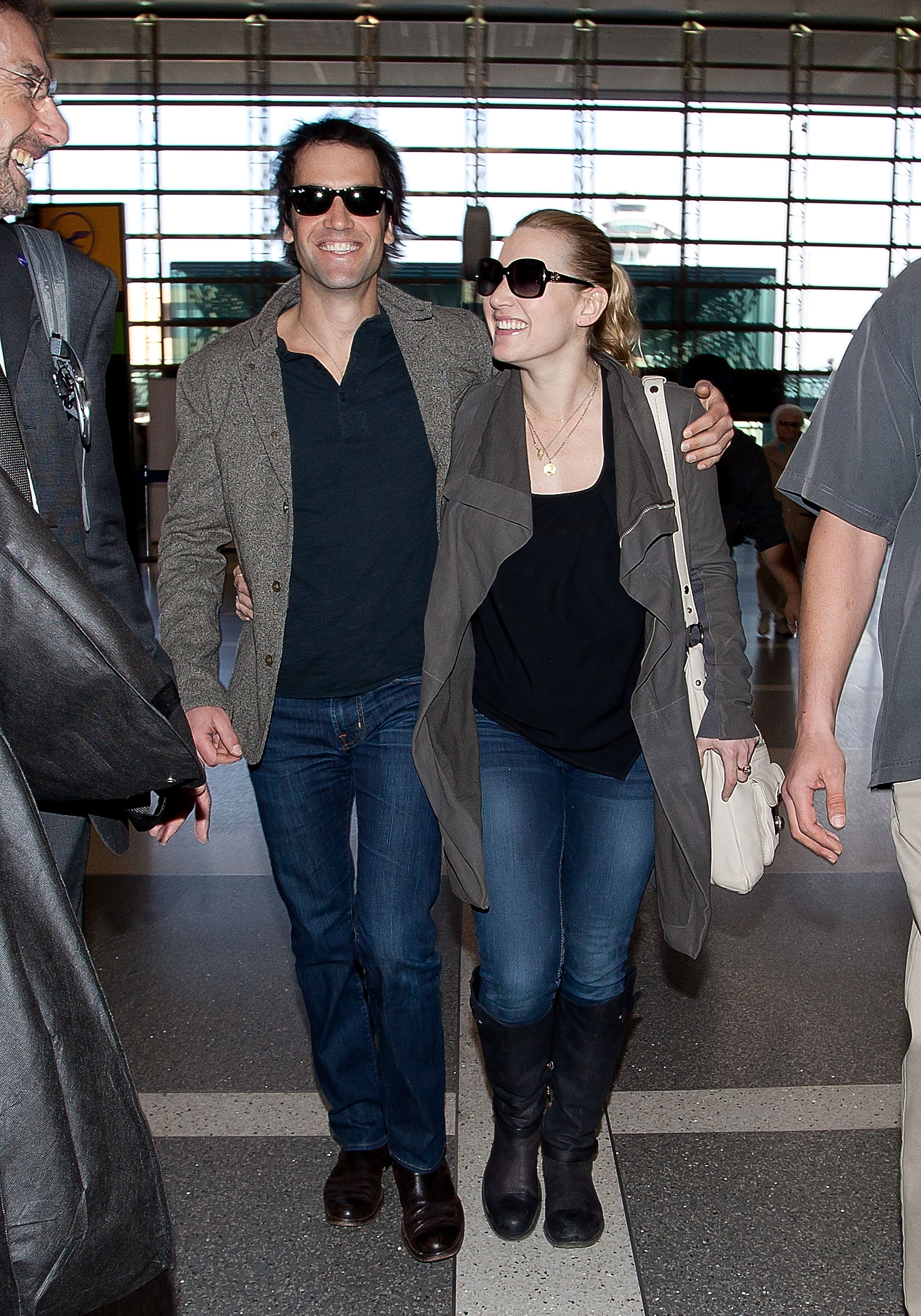 Kate Winslet et Ned Rocknroll sont vus à l'aéroport international de Los Angeles le 16 janvier 2012, à Los Angeles, en Californie. | Source : Getty Images