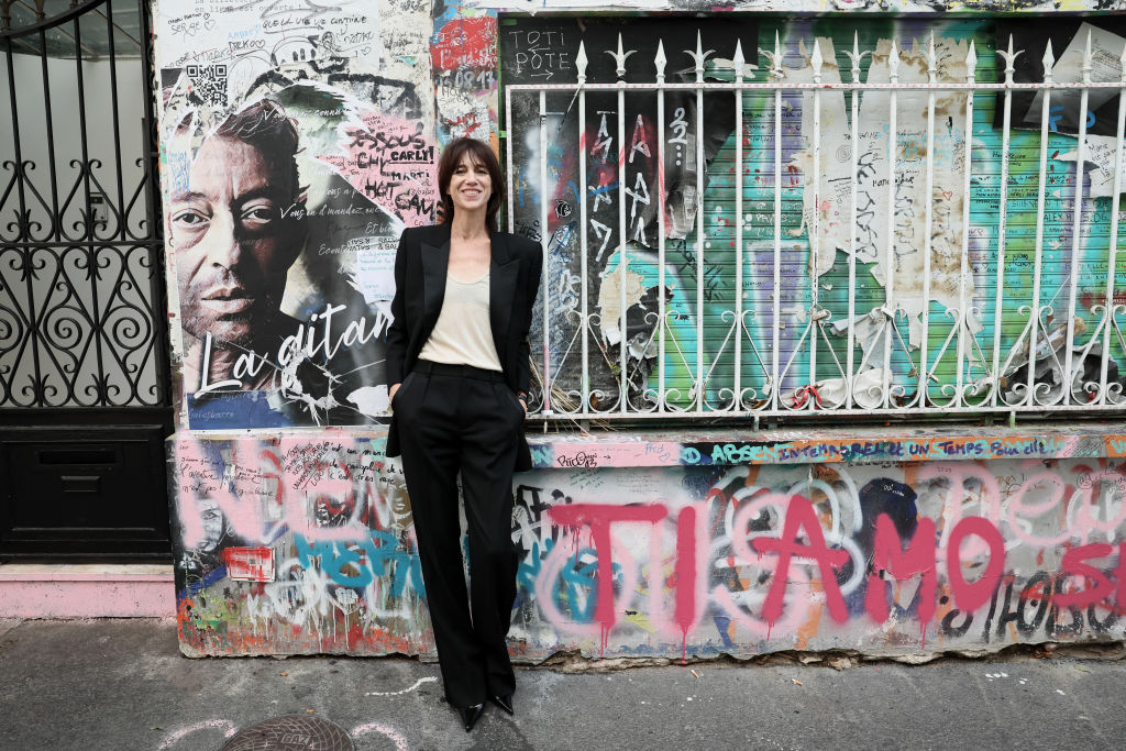 L'actrice et chanteuse française Charlotte Gainsbourg pose avant la cérémonie d'inauguration de la « Maison Gainsbourg », première institution culturelle dédiée à son père, le défunt artiste Serge Gainsbourg (1928-1991), dans son ancienne maison à Paris, le 14 septembre 2023 I Getty Images