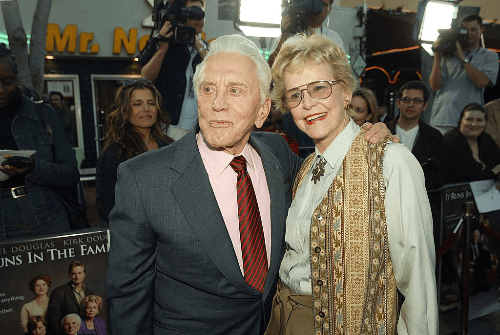 LOS ANGELES - 7 AVRIL : L'acteur Kirk Douglas pose avec l'actrice et ex-femme Diana Douglas lors de la première de "It Runs In The Family" au Bruin Theater le 7 avril 2003 à Los Angeles, Californie. | Photo : Instagram/Lola Marois