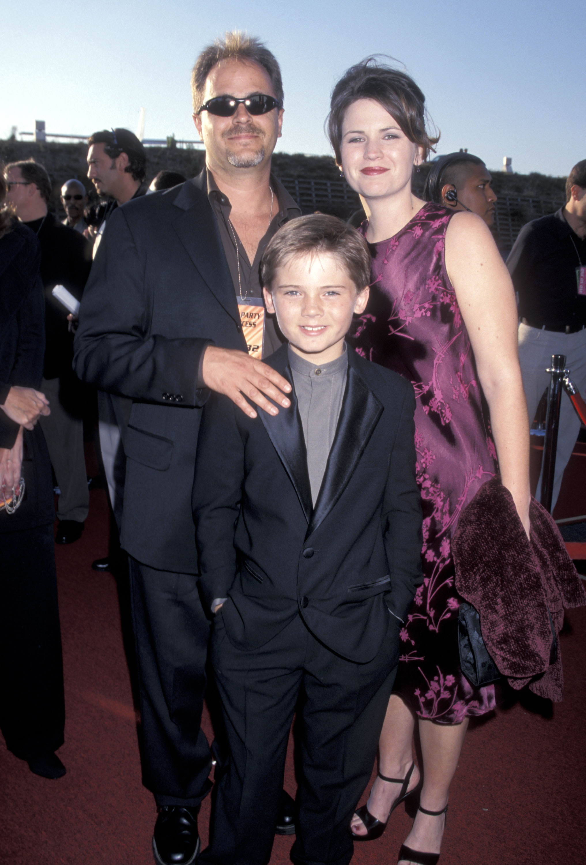 L'acteur Jake Lloyd et ses parents Lisa et William Lloyd le 5 juin 1999 à Santa Monica, en Californie. | Source : Getty Images