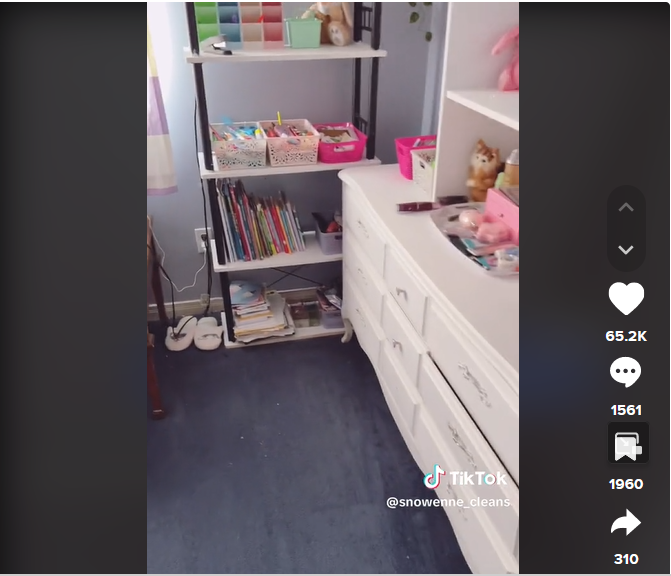 Snowenne montre la chambre de sa fille adolescente après avoir fait le ménage | Source : tiktok.com/@snowenne_cleans