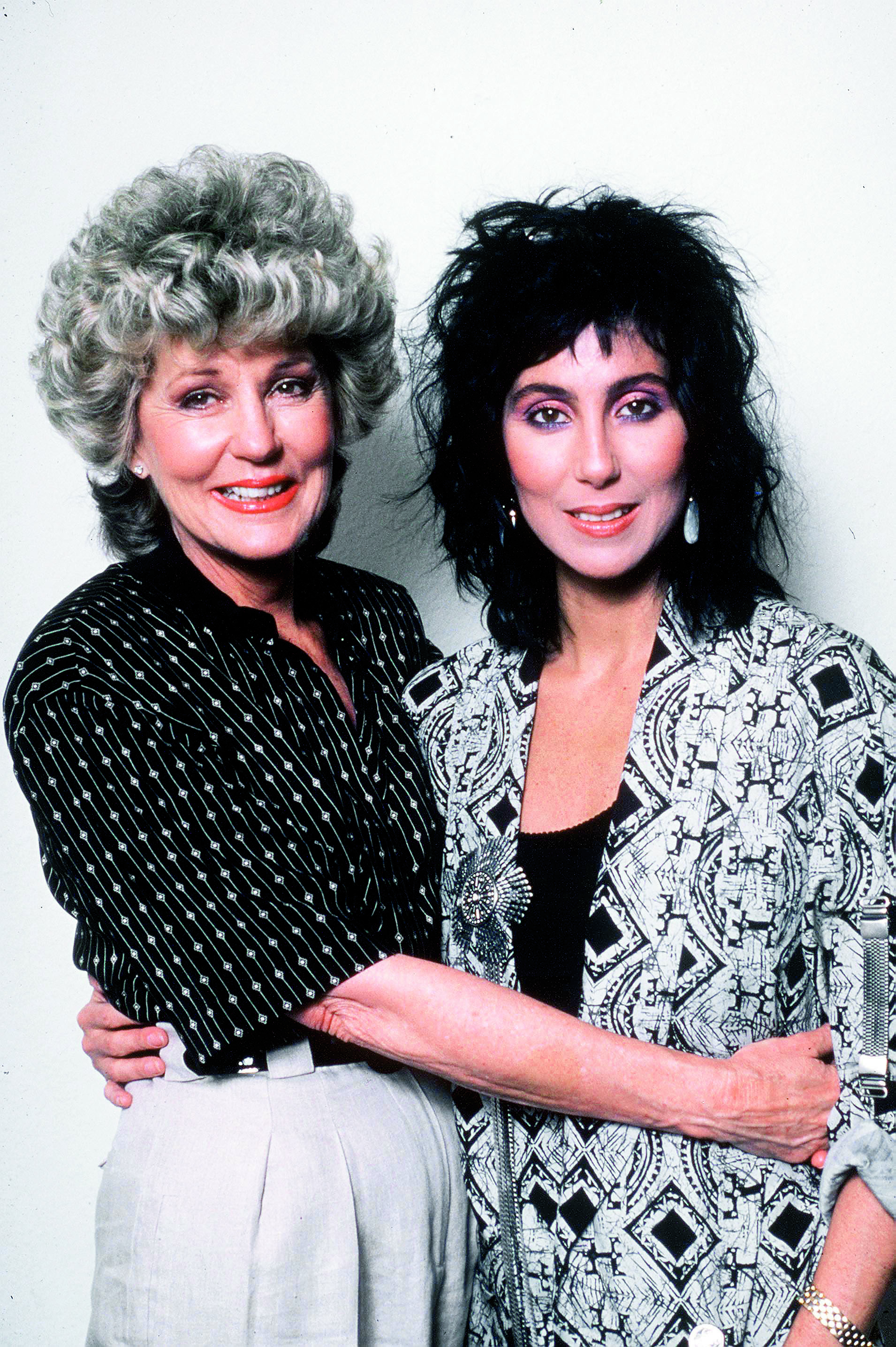 Cher et sa mère, Georgia Holt, se photographient ensemble le 1er janvier 1986 | Source : Getty Images