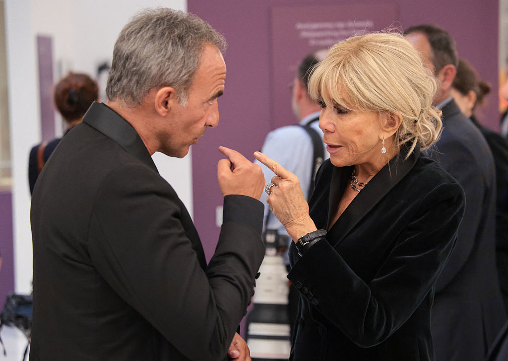 Le présentateur de télévision gréco-français Nikos Aliagas (à gauche) s'entretient avec Brigitte Macron, épouse du président français, à la Fondation Stavros Niarchos à Athènes, le 25 avril 2026 I Source : Getty Images