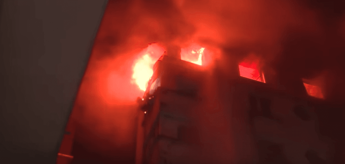 Un violent incendie ravageant un immeuble d'habitation du 16e arrondissement de Paris dans la nuit de lundi à mardi | Youtube/ Le Parisien