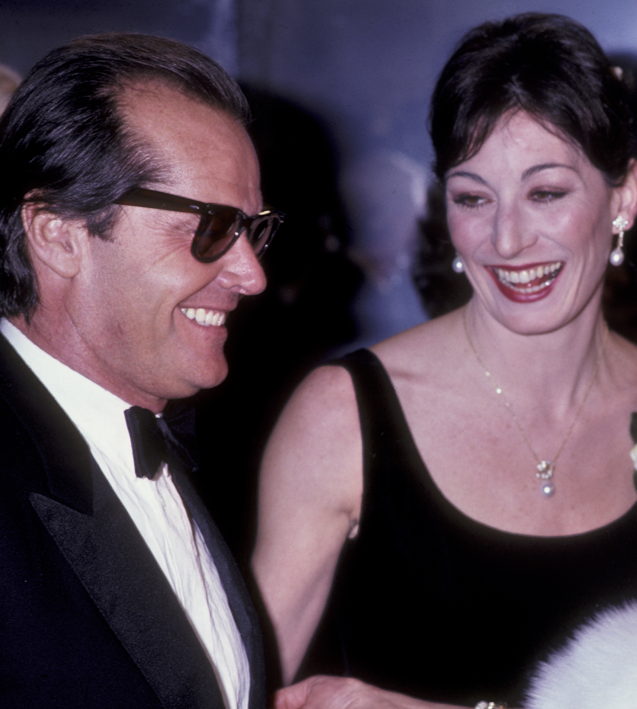 L'acteur Jack Nicholson et Anjelica Huston assistent à un gala en l'honneur de Jack Nicholson, le 3 mars 1983, à l'hôtel Beverly Hilton de Beverly Hills, en Californie. | Source : Getty Images